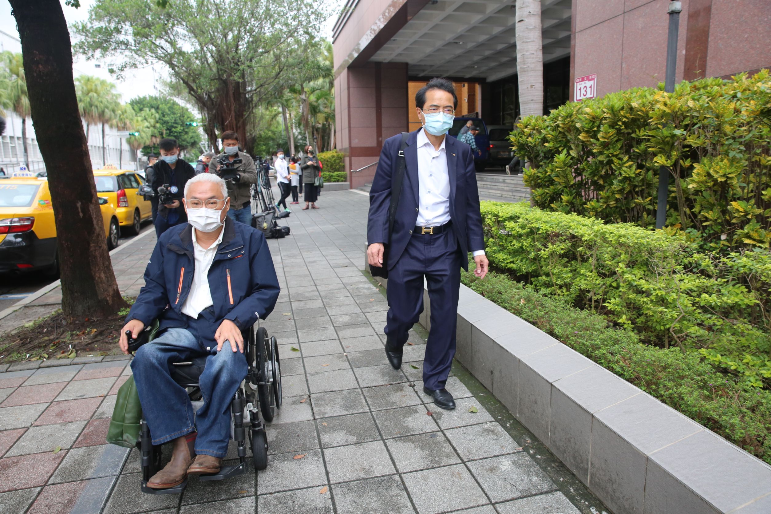 有廣告鬼才之稱的范可欽，日前遭人提告涉及背信，今天上午他在曾任特偵組檢察官的律師張進豐陪同下赴北檢出庭說明。