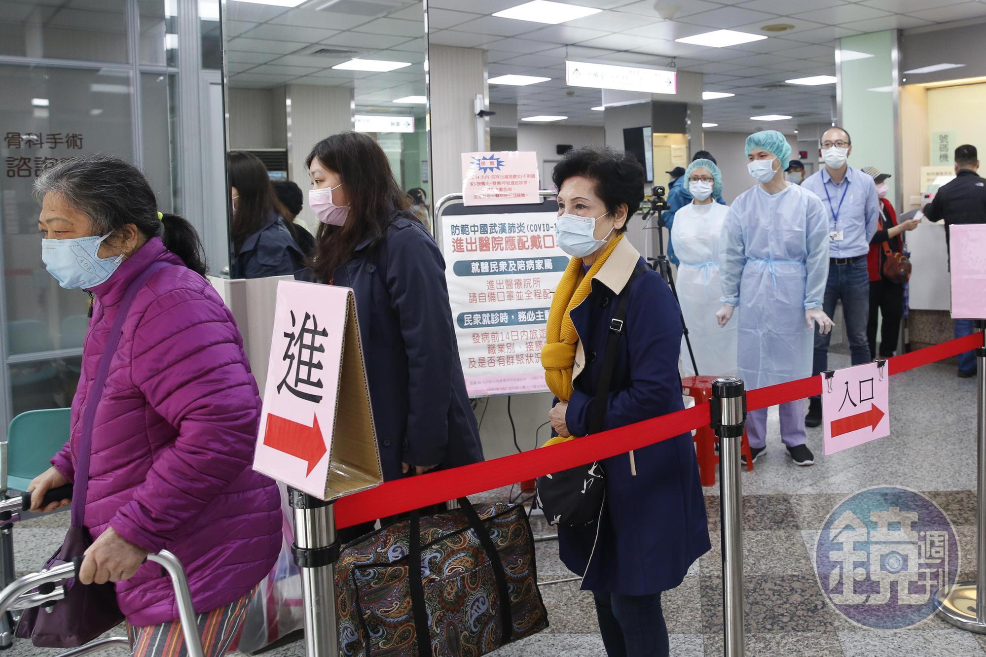台大公衛學院副院長陳秀熙表示,只要有效控制每週本土感染個案在20人以下,爆發社區感染機會不大。圖為民眾進出醫院畫面,非相關當事人。(本刊資料照)