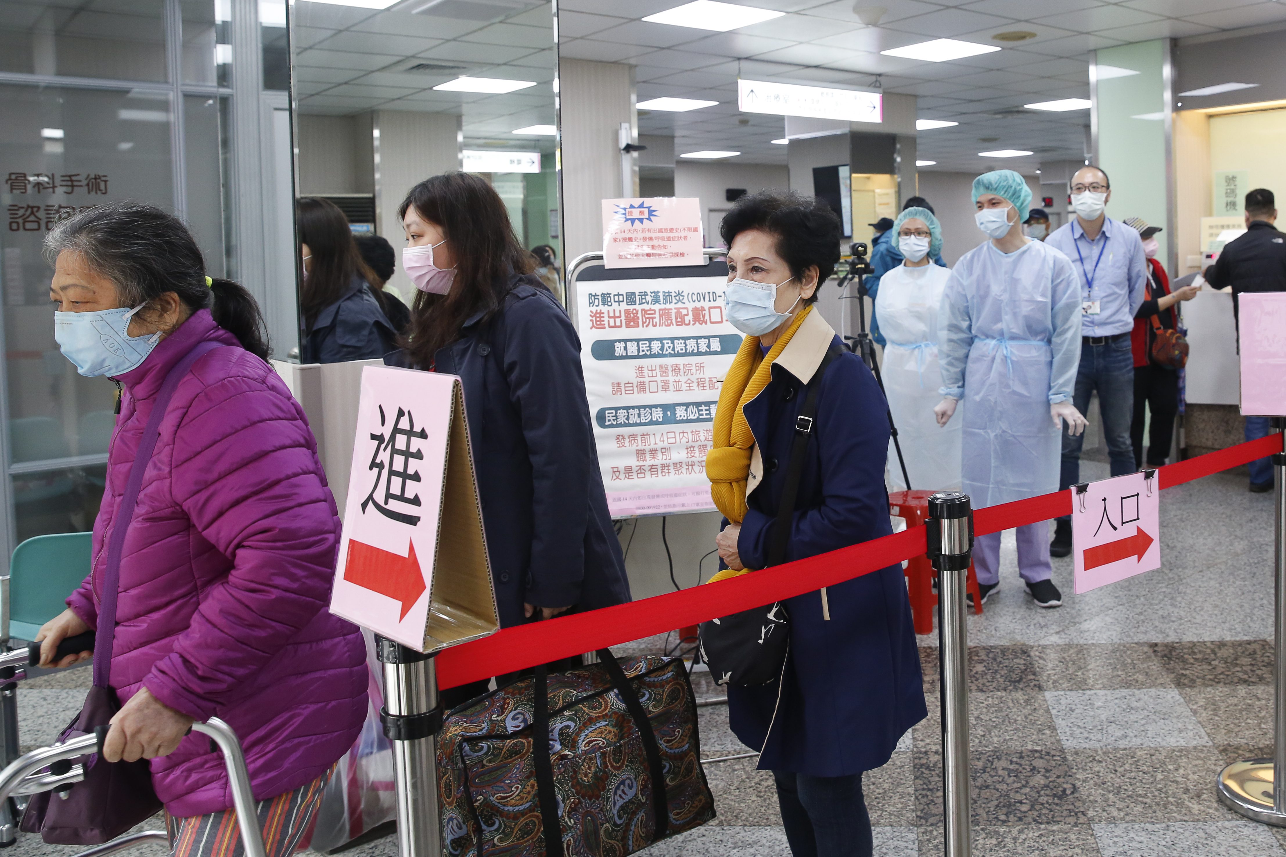 台大公衛學院副院長陳秀熙表示，只要有效控制每週本土感染個案在20人以下，爆發社區感染機會不大。圖為民眾進出醫院畫面，非相關當事人。（本刊資料照）