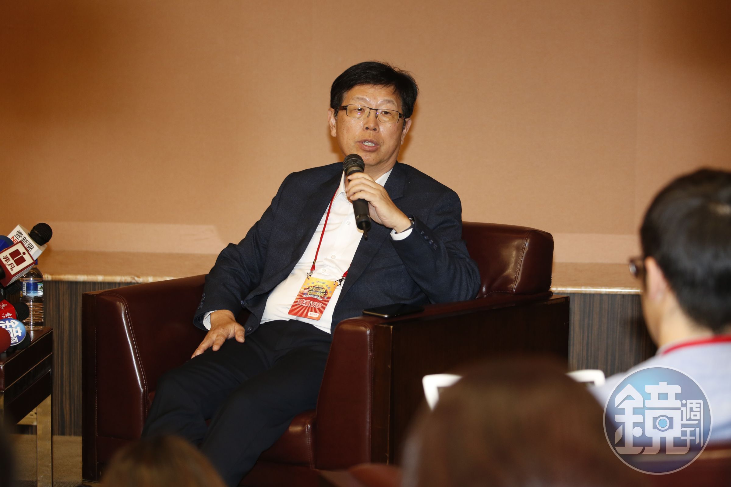 鴻海董事長劉揚偉積極投入電動車市場，除了與法國飛雅特克萊斯勒（FCA）簽訂合資備忘錄之外，又與裕隆宣布合資新公司開發電動車。