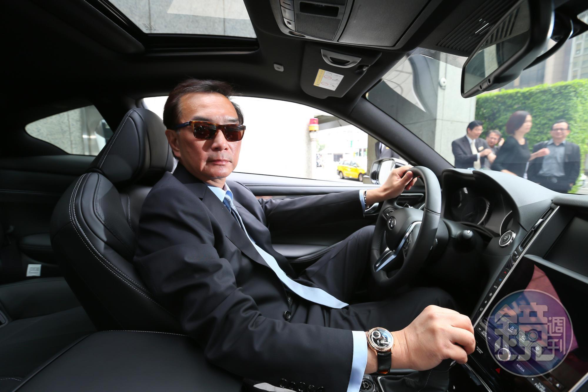 新科立委高嘉瑜批評裕隆拿國家補助造不出車,其實嚴凱泰過去20年來靠大陸投資匯回500多億元讓裕隆有能力發展自主品牌。