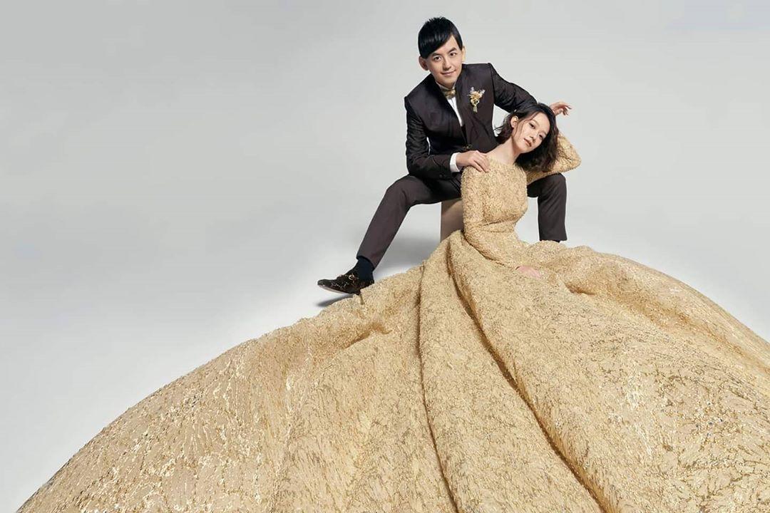 黃子佼在上月自己生日時釋出與孟耿如的婚紗照。（翻攝自黃子佼微博）