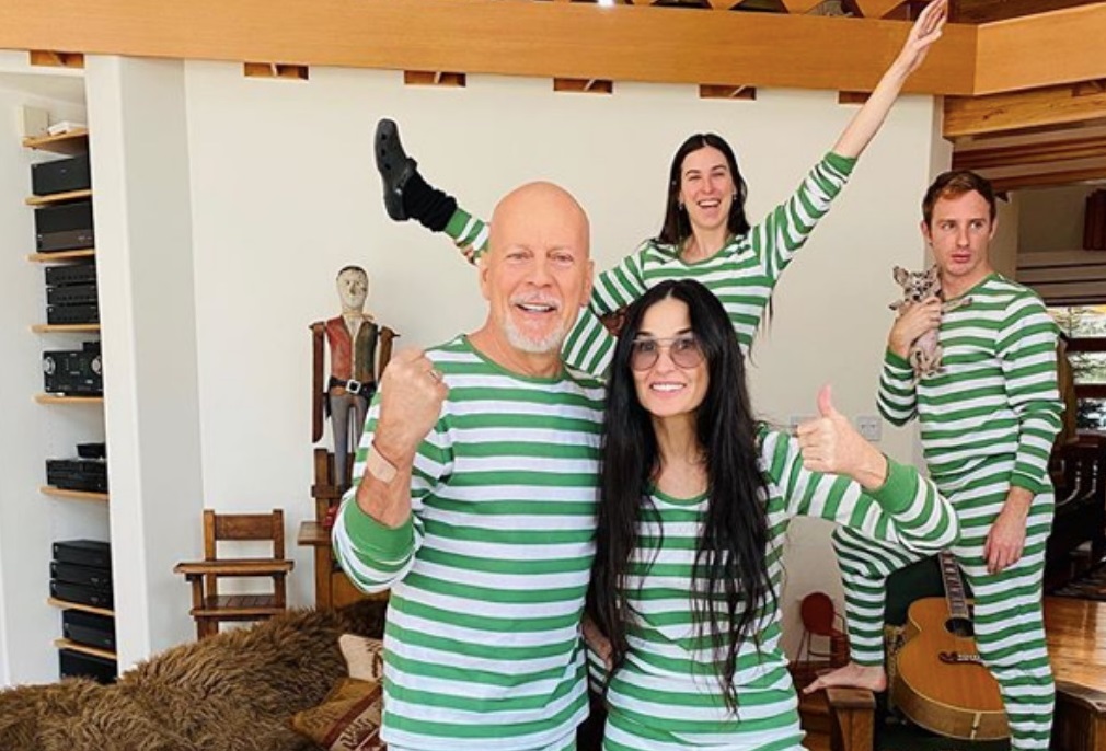 布魯斯威利（左）與黛咪摩爾離婚20年後，一起穿制服居家防疫。後頭是他們的女兒思考，以及女兒塔盧拉的男友狄倫巴斯。（翻攝自Talluah Willis官方Instagram）