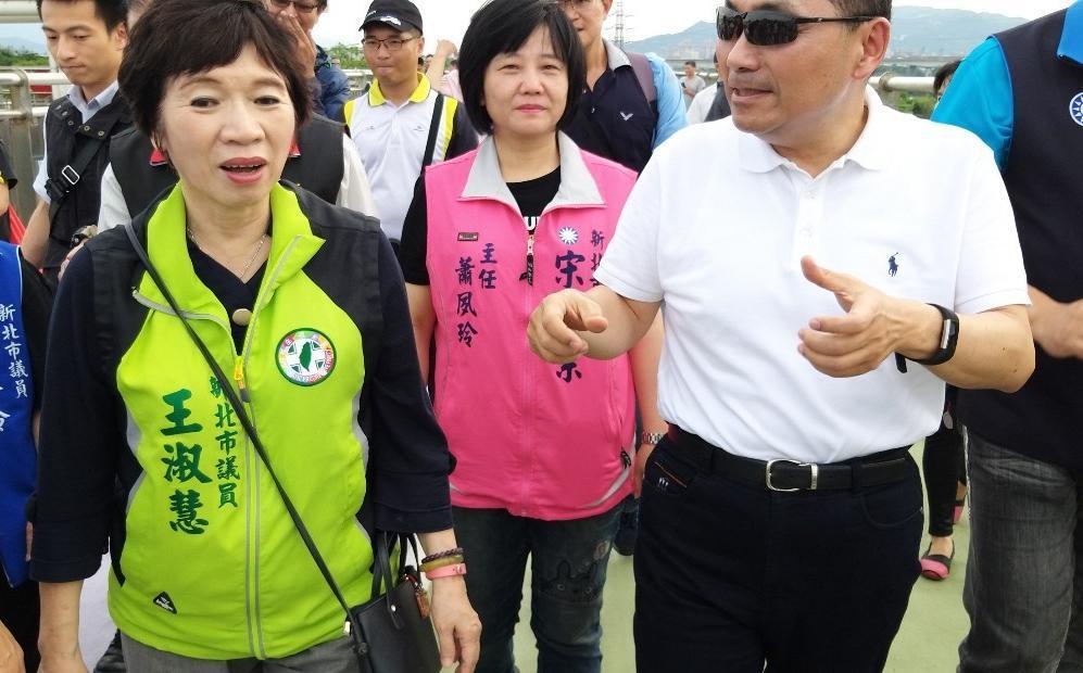 新北市議員王淑慧（前排左）遭控詐領逾400萬助理費，今議員會館及服務處遭檢調搜索。（翻攝自王淑慧臉書）