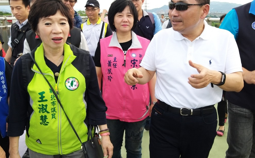 新北市議員王淑慧（前排左）遭控詐領逾400萬助理費，今議員會館及服務處遭檢調搜索。（翻攝自王淑慧臉書）