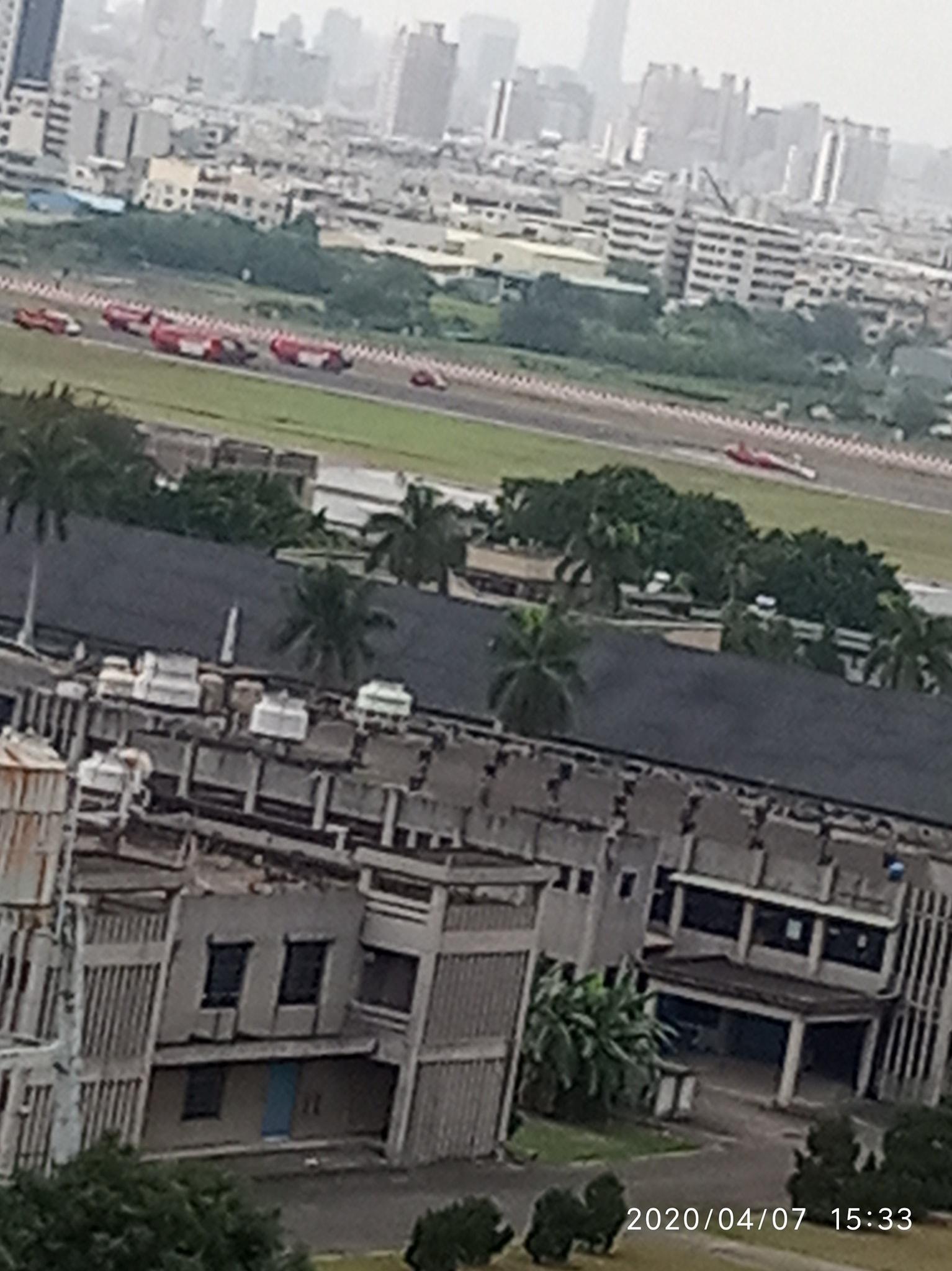 高雄小港機場驚傳直升機墜落意外，畫面中可見跑道上有一架疑似紅色空勤直升機側躺，機身也四處散落在地。（翻攝自爆料公社）