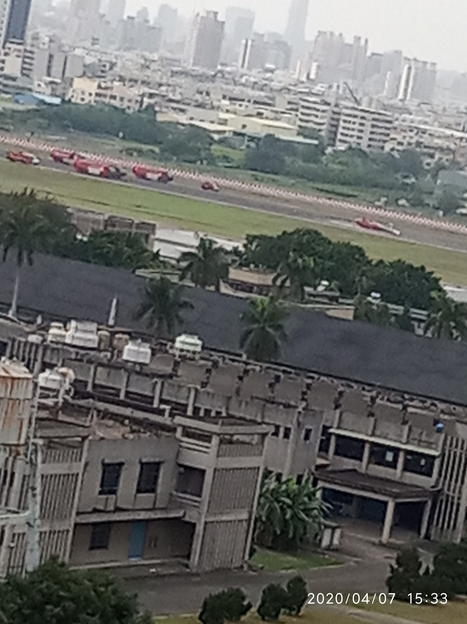 高雄小港機場驚傳直升機墜落意外，畫面中可見跑道上有一架疑似紅色空勤直升機側躺，機身也四處散落在地。（翻攝自爆料公社）