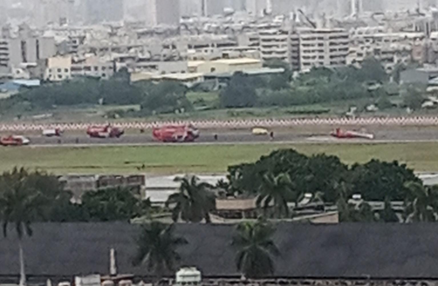 高雄小港機場驚傳直升機墜落意外，畫面中可見跑道上有一架疑似紅色空勤直升機側躺，機身也四處散落在地。（翻攝自爆料公社）