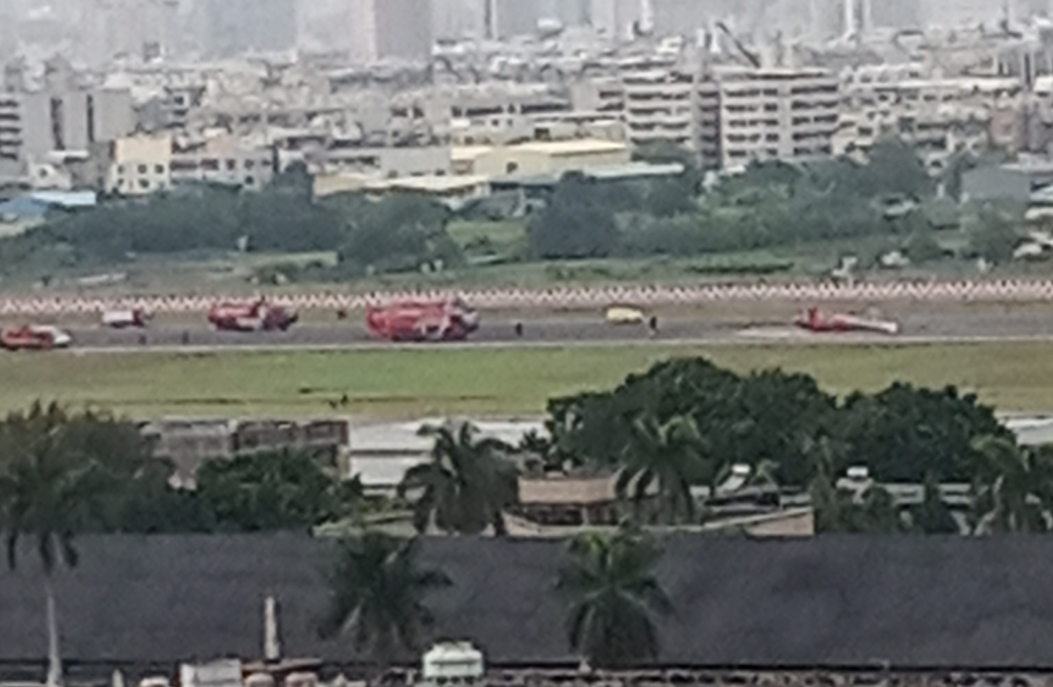 高雄小港機場驚傳直升機墜落意外，畫面中可見跑道上有一架疑似紅色空勤直升機側躺，機身也四處散落在地。（翻攝自爆料公社）