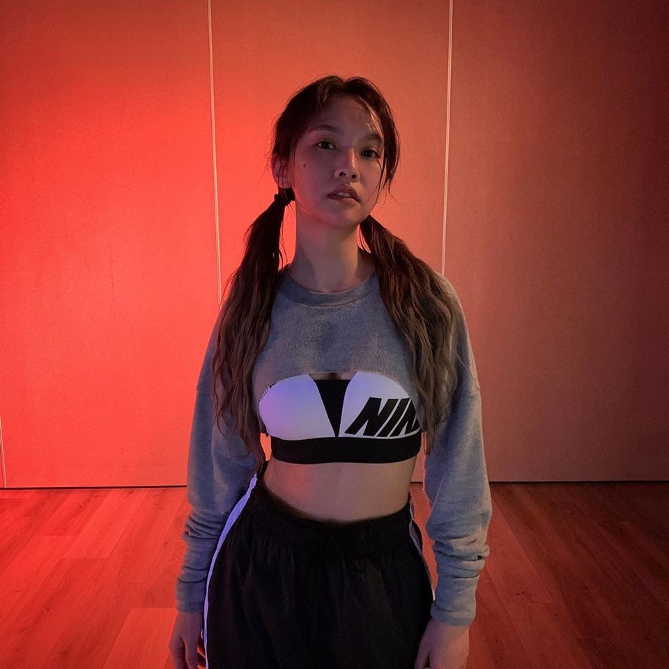 楊丞琳因運動衣剪裁關係，而意外露出誘人乳溝。（翻攝自楊丞琳臉書）