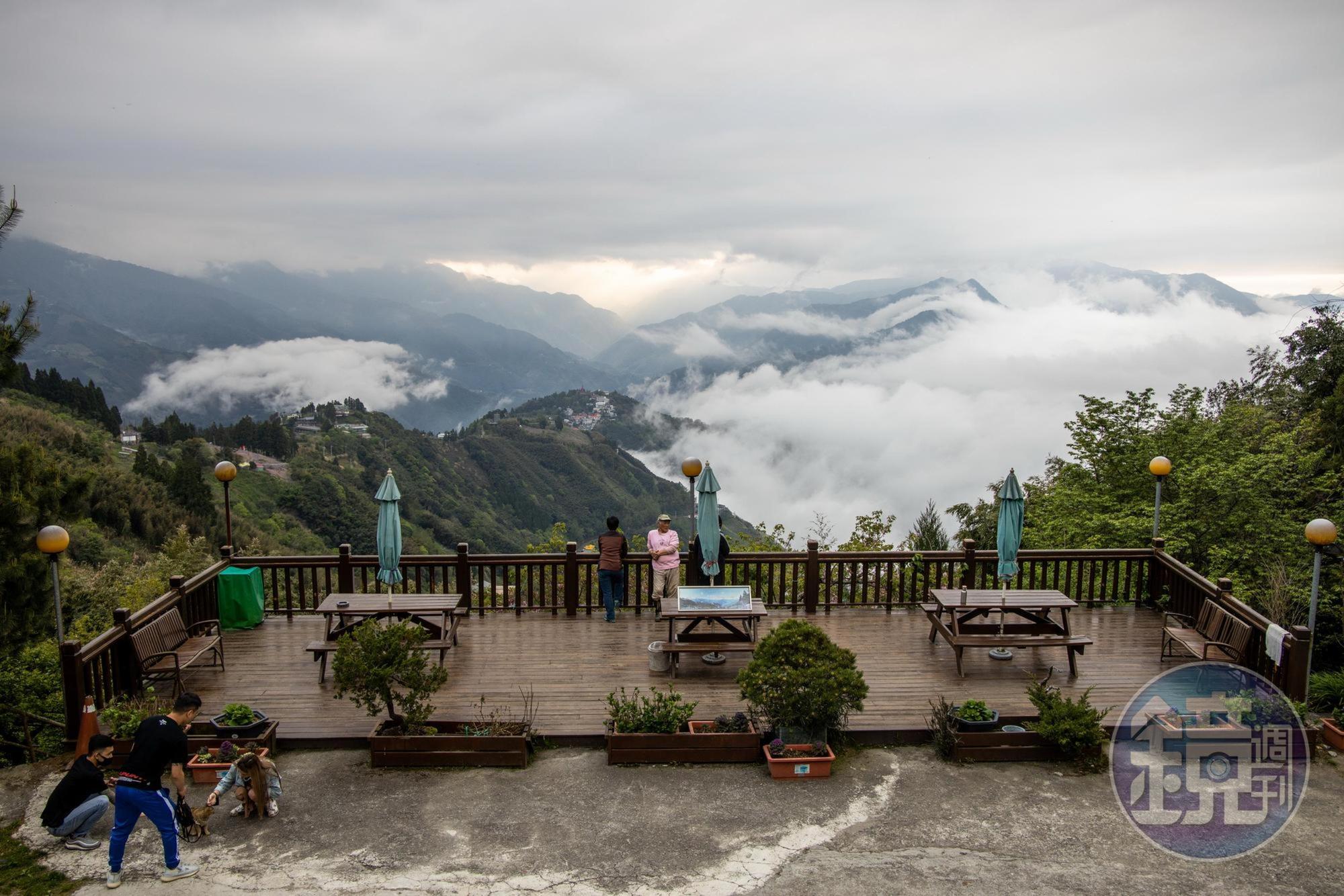 「俠雲山莊」居高臨下的視野，一目瞭然的山景變化，令人移不開眼。