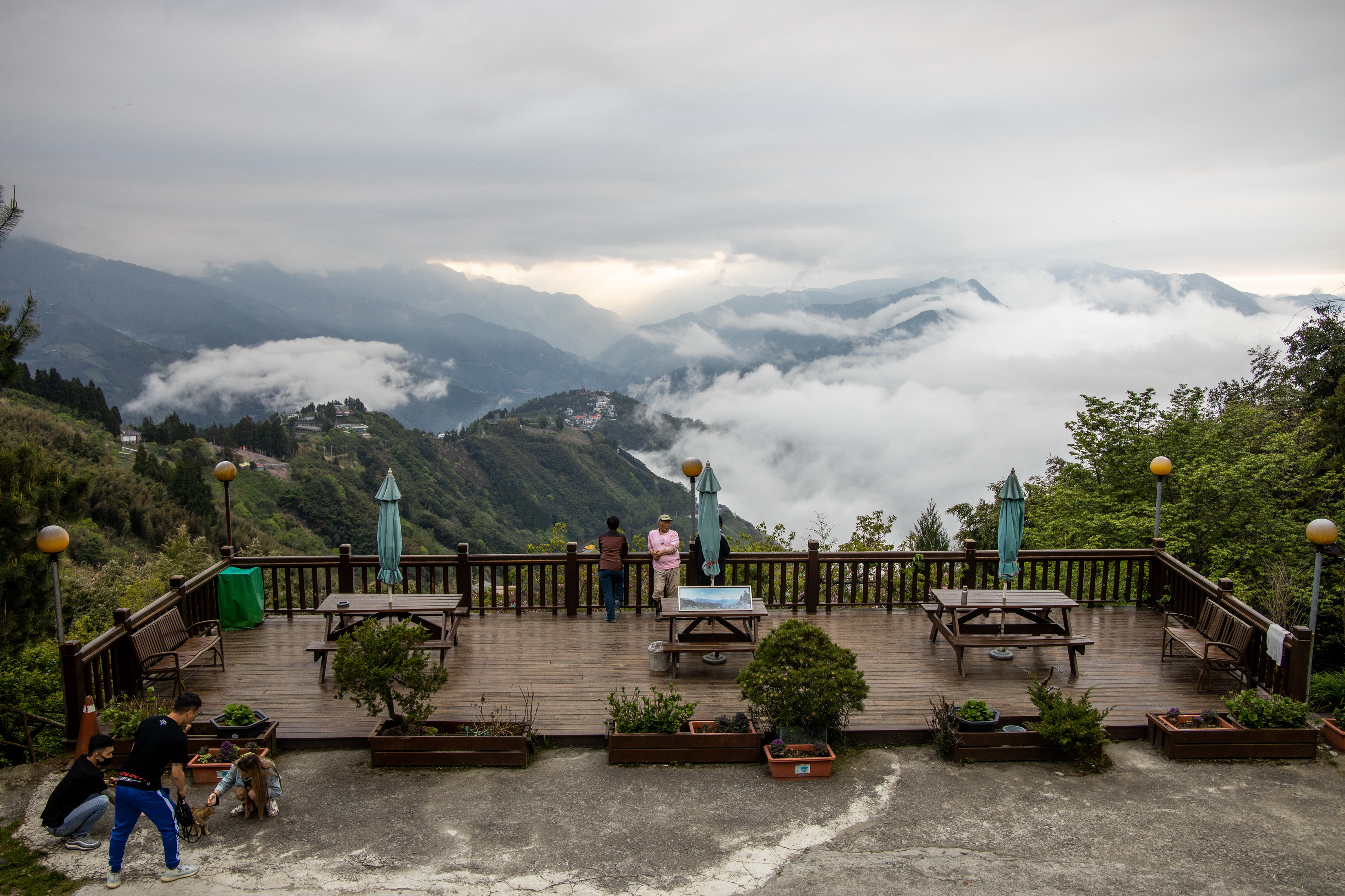 「俠雲山莊」居高臨下的視野，一目瞭然的山景變化，令人移不開眼。