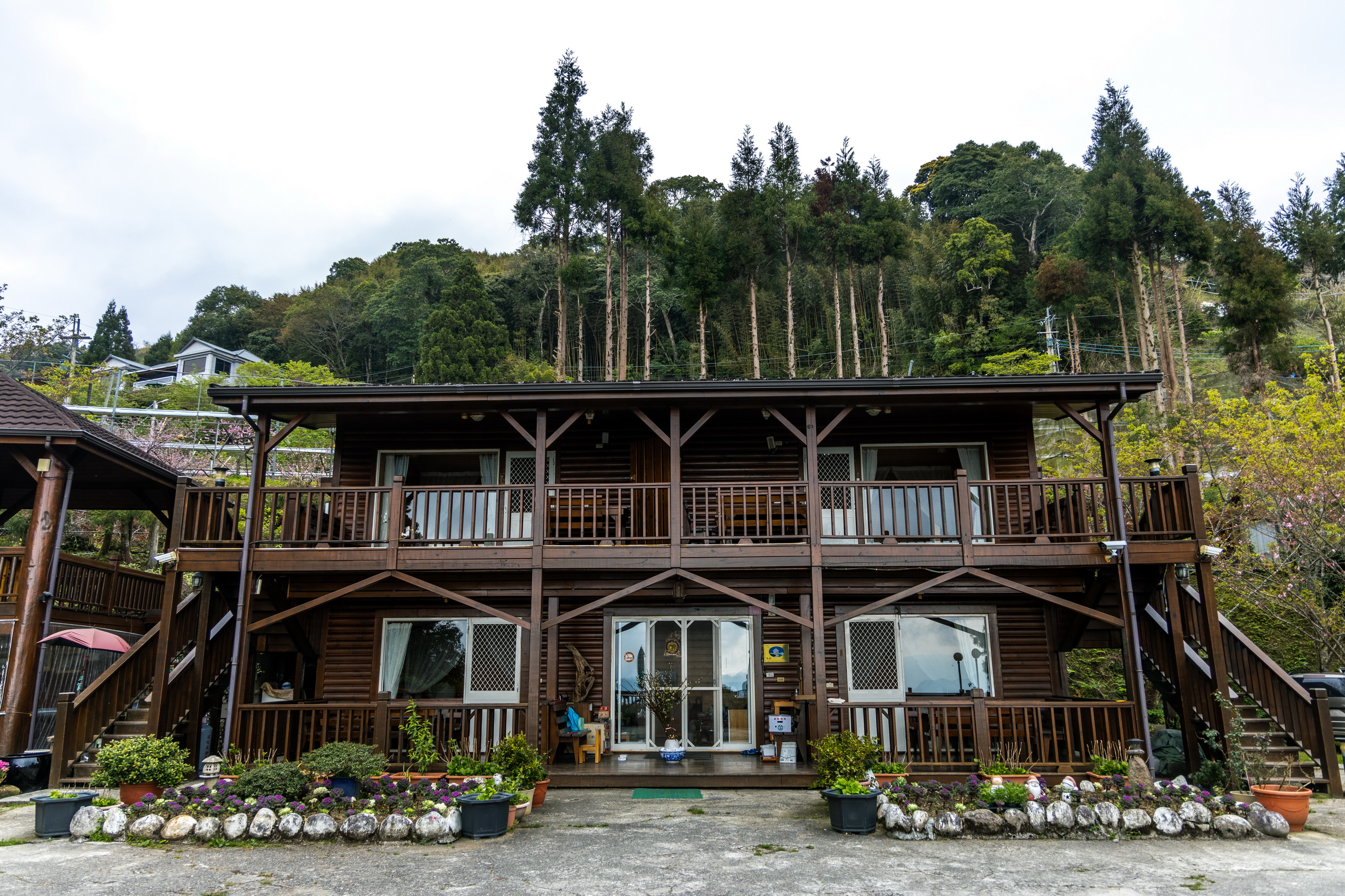 山中的木屋，與周遭景觀非常般配。