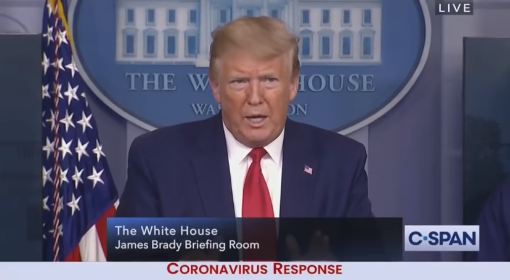 川普在週一的記者會中，被追問是否與中國合作。（翻攝自YouTube頻道）