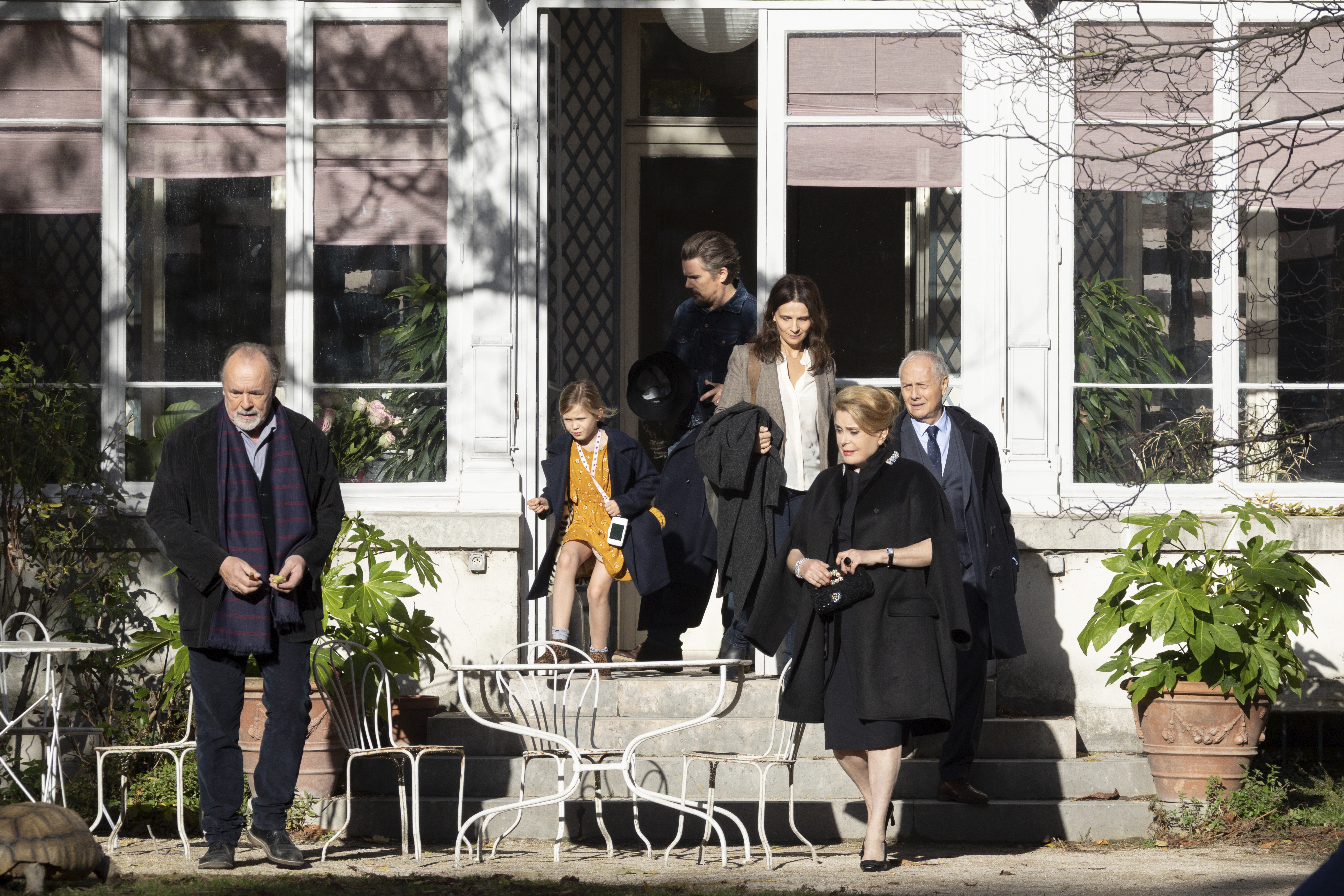 凱薩琳丹妮芙與茱麗葉畢諾許為是枝裕和同台飆戲，兩位影后分飾母女，卻有著嚴重的心結。（車庫娛樂）