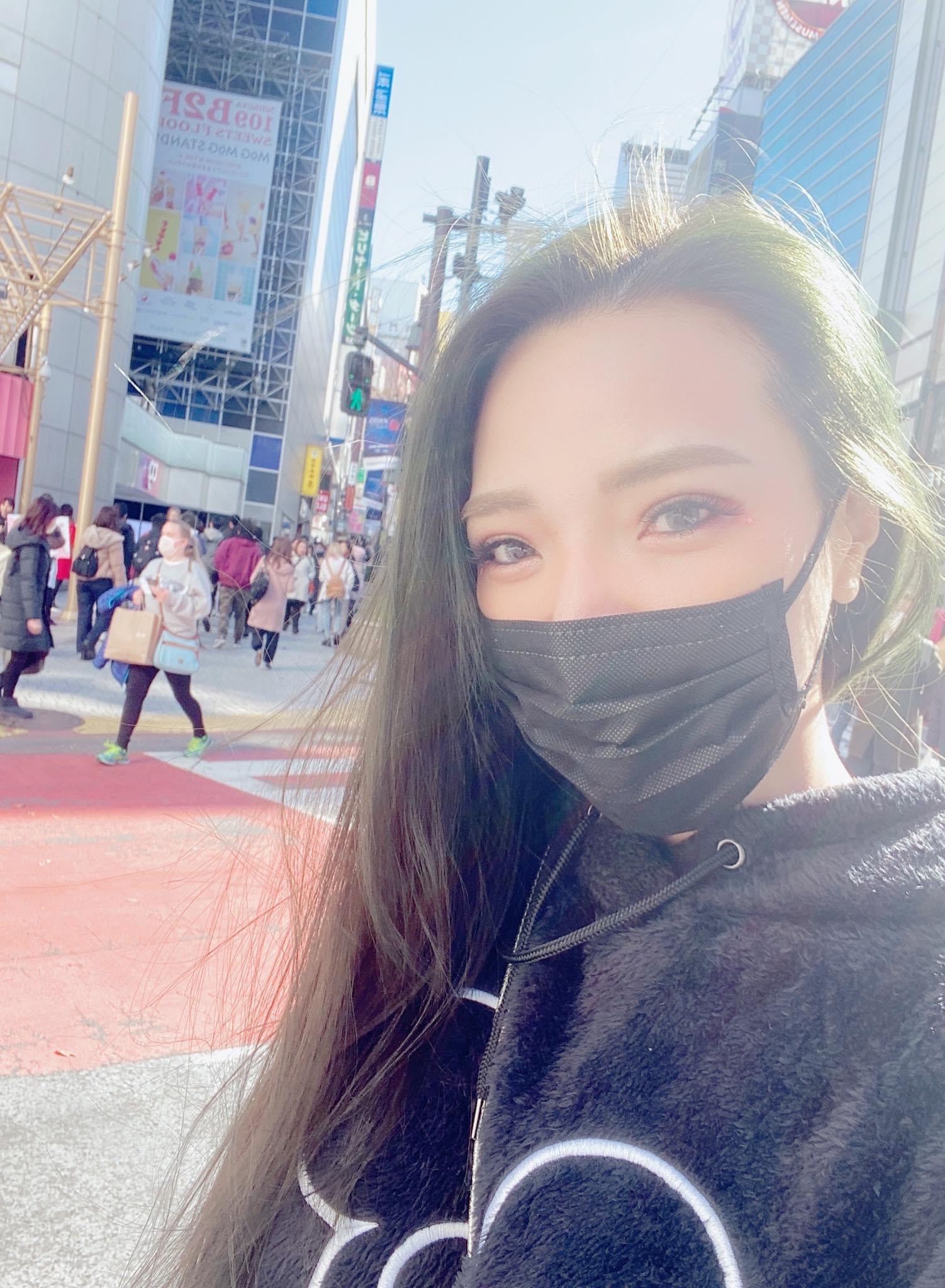 為了生活,小甜甜卸下藝人光環,當起街頭發送傳單的工讀生。(圖/翻攝自小甜甜臉書)