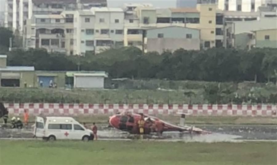 網友拍到空勤直升機翻覆在高雄機場跑道上。(翻攝網路)