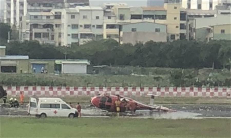 網友拍到空勤直升機翻覆在高雄機場跑道上。（翻攝網路）