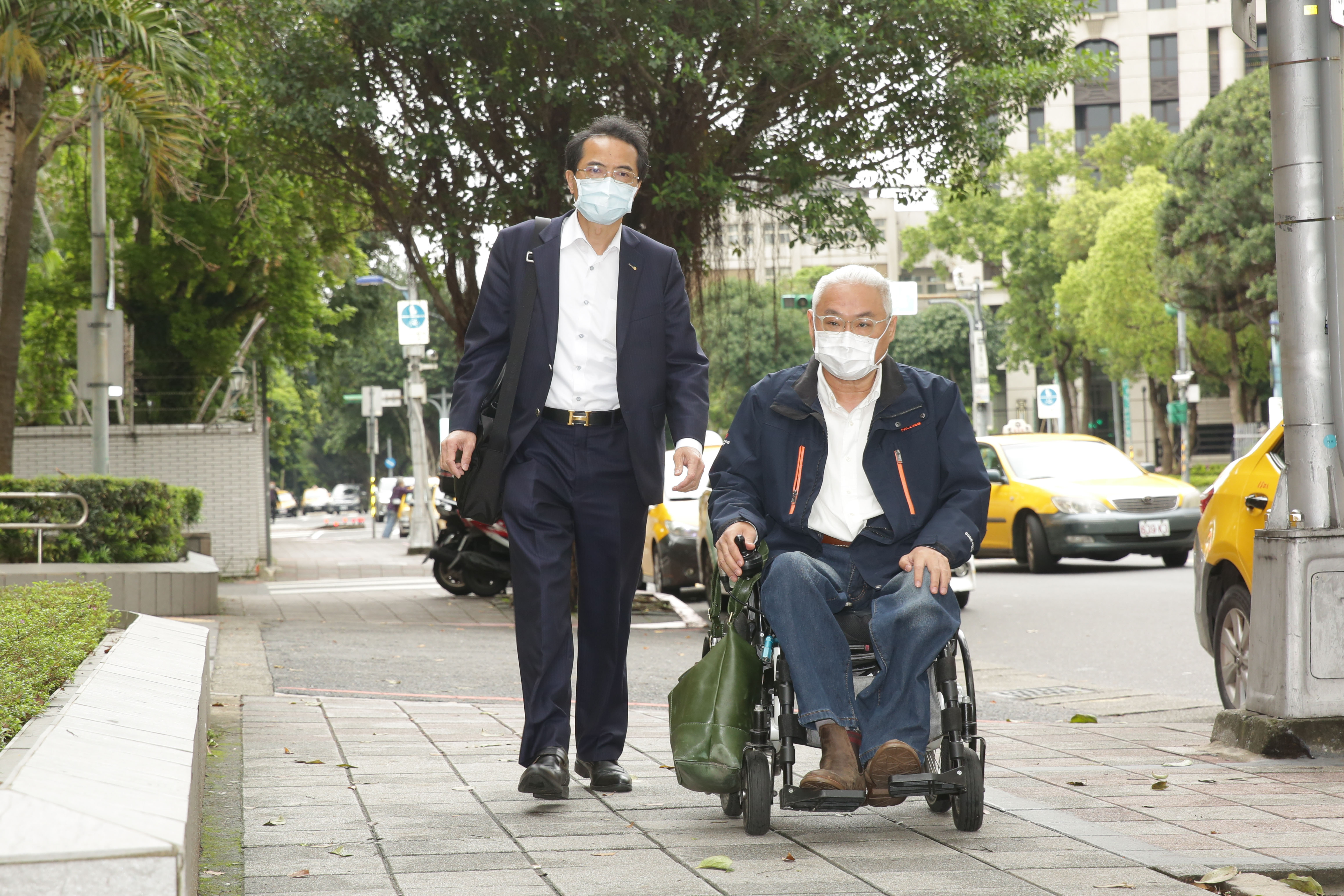 范可欽一早在律師陪同下出庭。