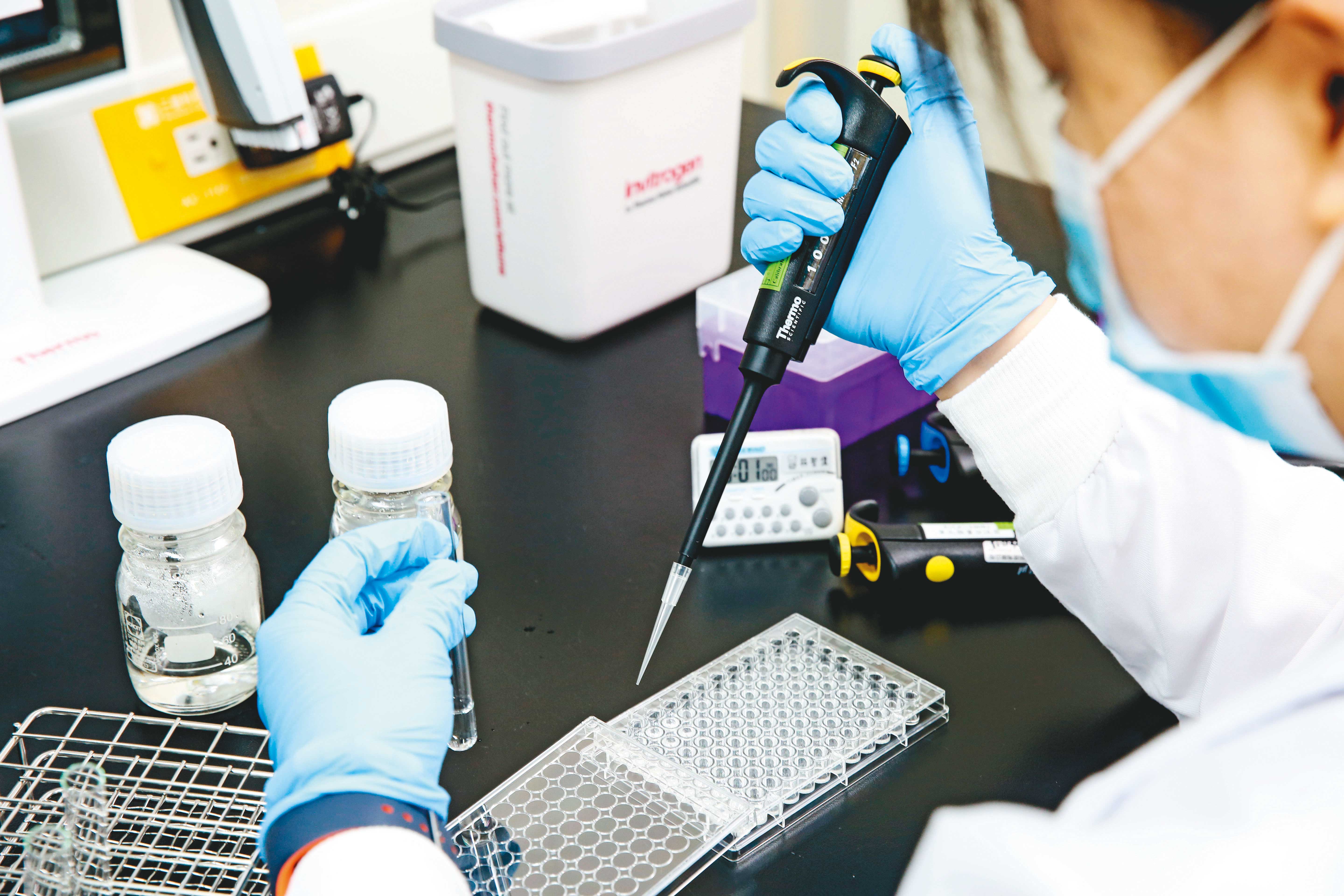 開發抗病毒疫苗，高端疫苗公司不僅與台灣國衛院合作，也已與美國國衛院簽約，可望取得開發候選疫苗及相關生物材料。