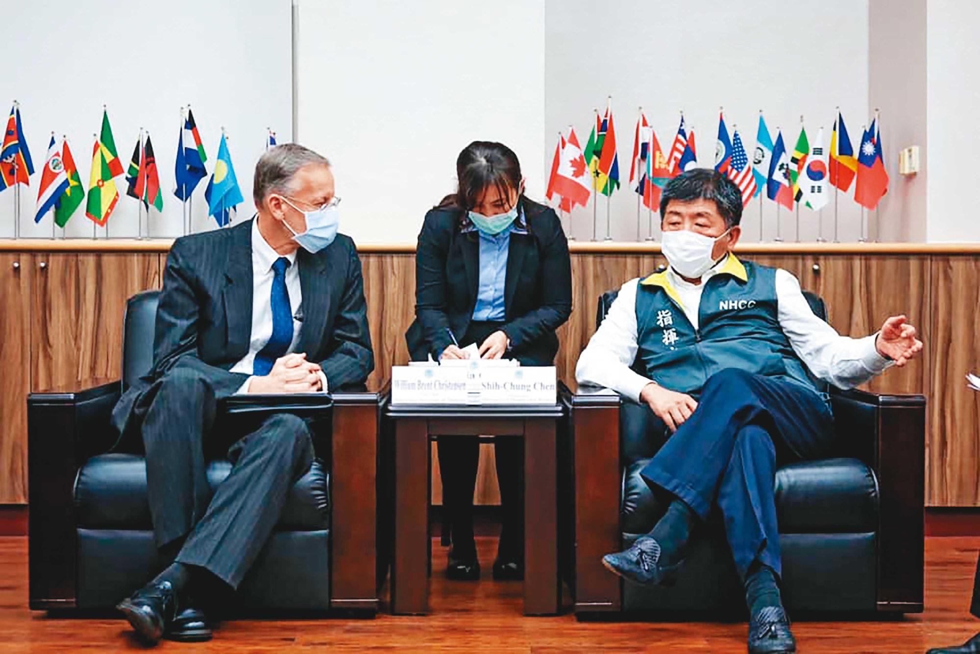 台美共商防疫策略,AIT處長酈英傑(左)於1日拜會中央流行疫情指揮中心指揮官陳時中(右),除當面致謝台灣捐贈口罩,並稱台灣是真朋友、台美合作防疫。(翻譯美國在台協會臉書)