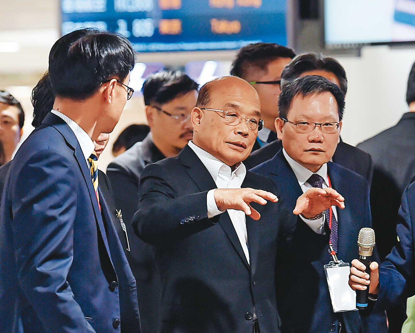 行政院長蘇貞昌處理非洲豬瘟事件的明快風格，已立下跨部會迅速整合的決策模式，讓政府這次因應疫情得以超前部署。圖為蘇當時親赴機場視察非洲豬瘟管制措施。（行政院提供）