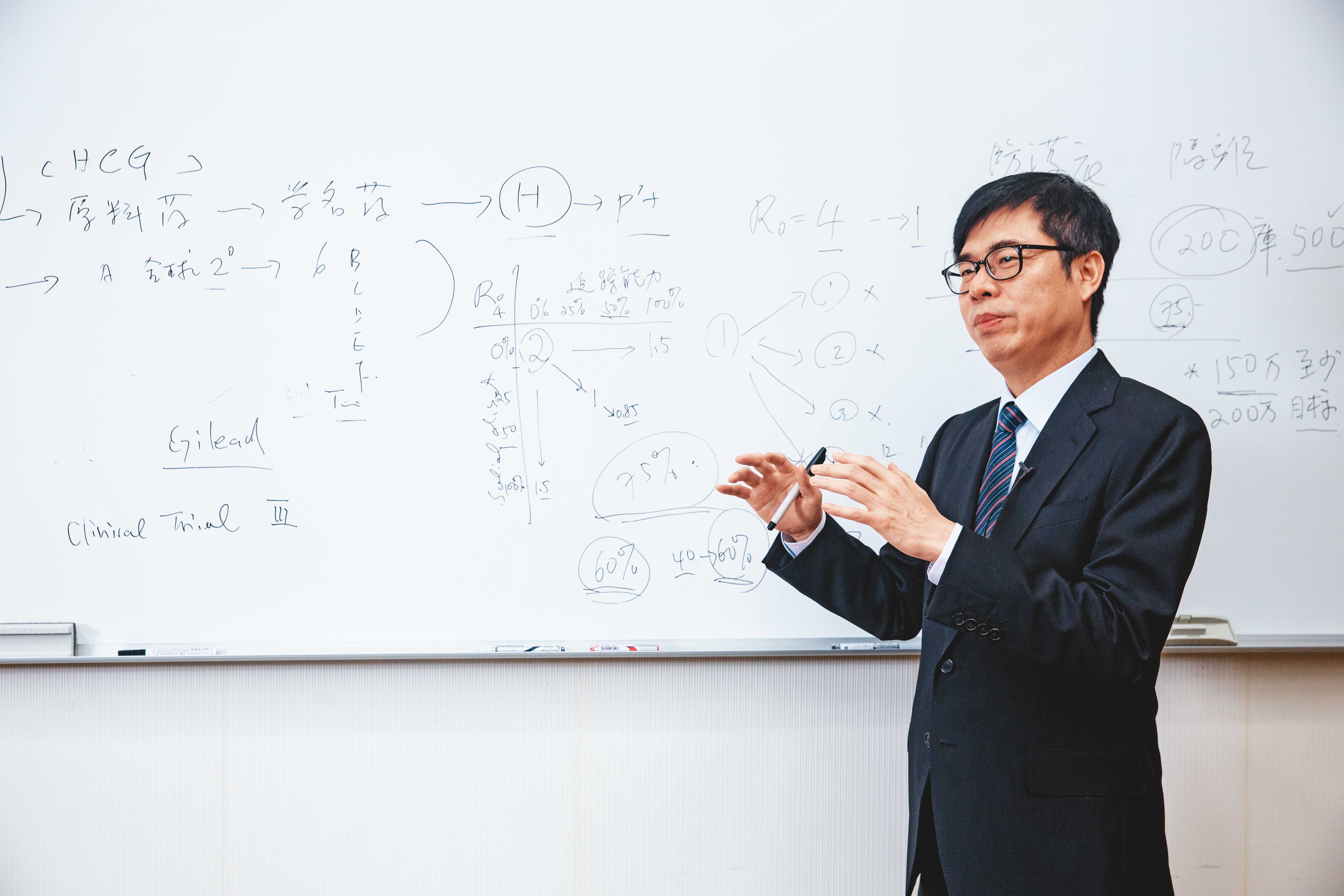 陳其邁直接在辦公室白板上，以流行病學公式向本刊記者圖解決策背後的依據，其中追蹤能力、保持社交距離是降低病毒傳播率的2大關鍵措施。