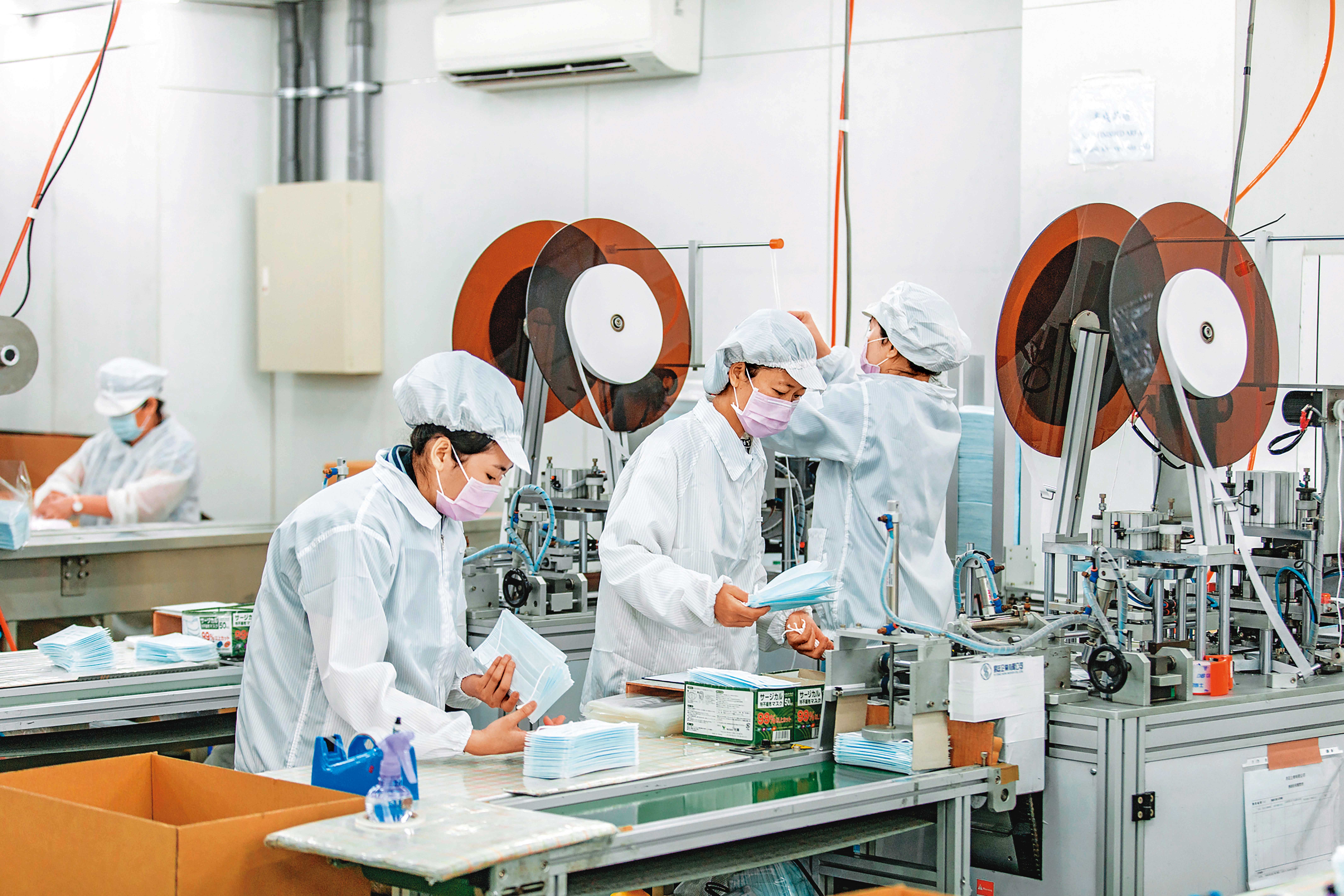 一條口罩產線正在趕工生產，台灣口罩產能將上看每日1500萬片，從藥局實名制到網路預購制上路，最終目標是讓覆蓋率能達75％。
