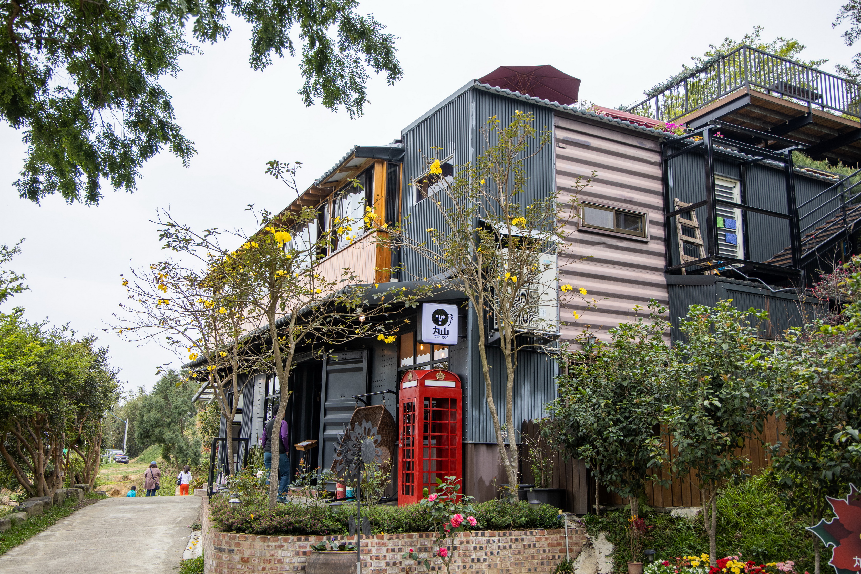 「丸山咖啡」常吸引人拍照打卡的地方，就是這棟黑色貨櫃屋。