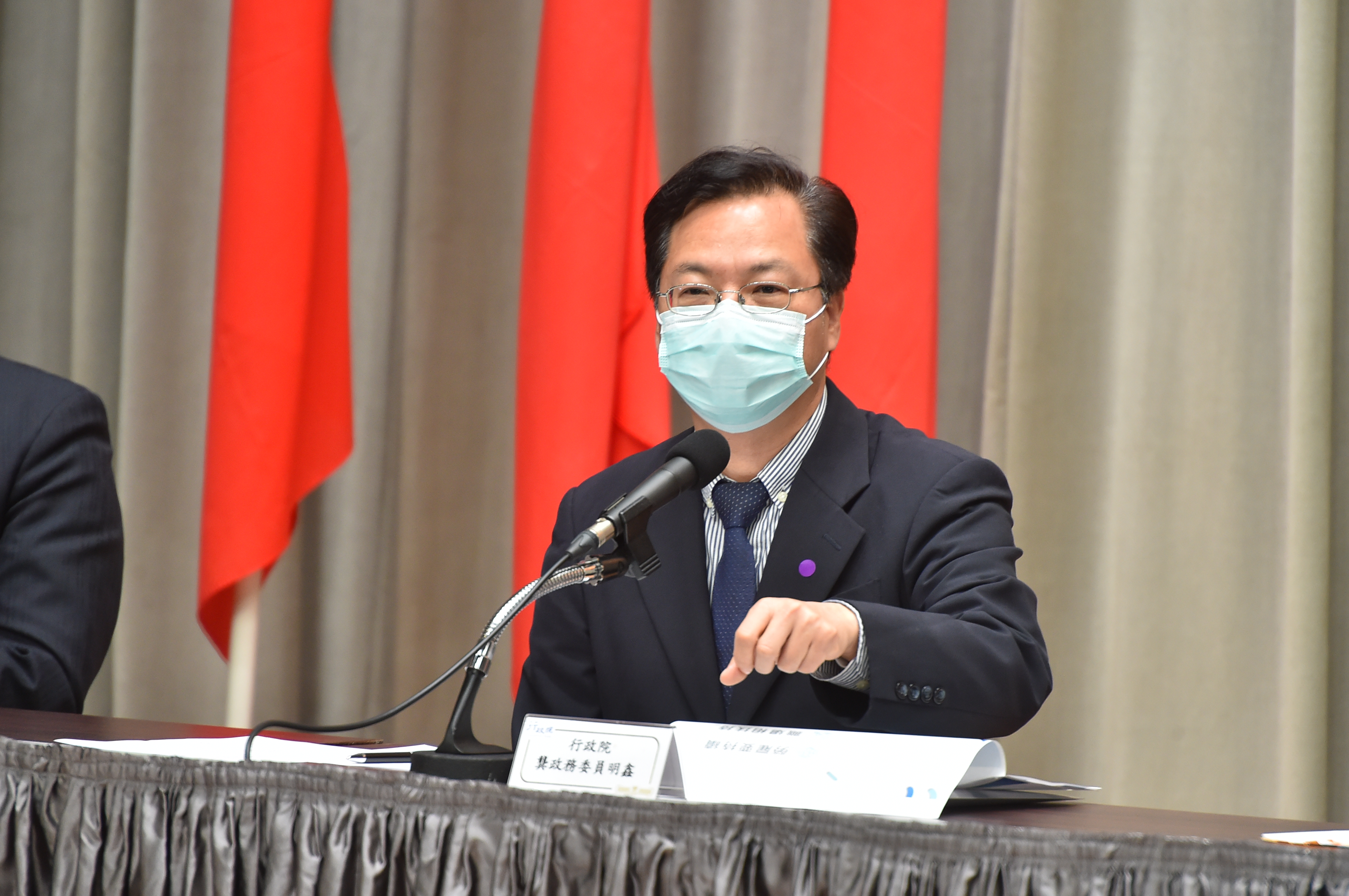 政務委員龔明鑫（圖）強調，若比照新加玻齊頭式發放現金紓困「不合情也不合理」。（行政院提供）