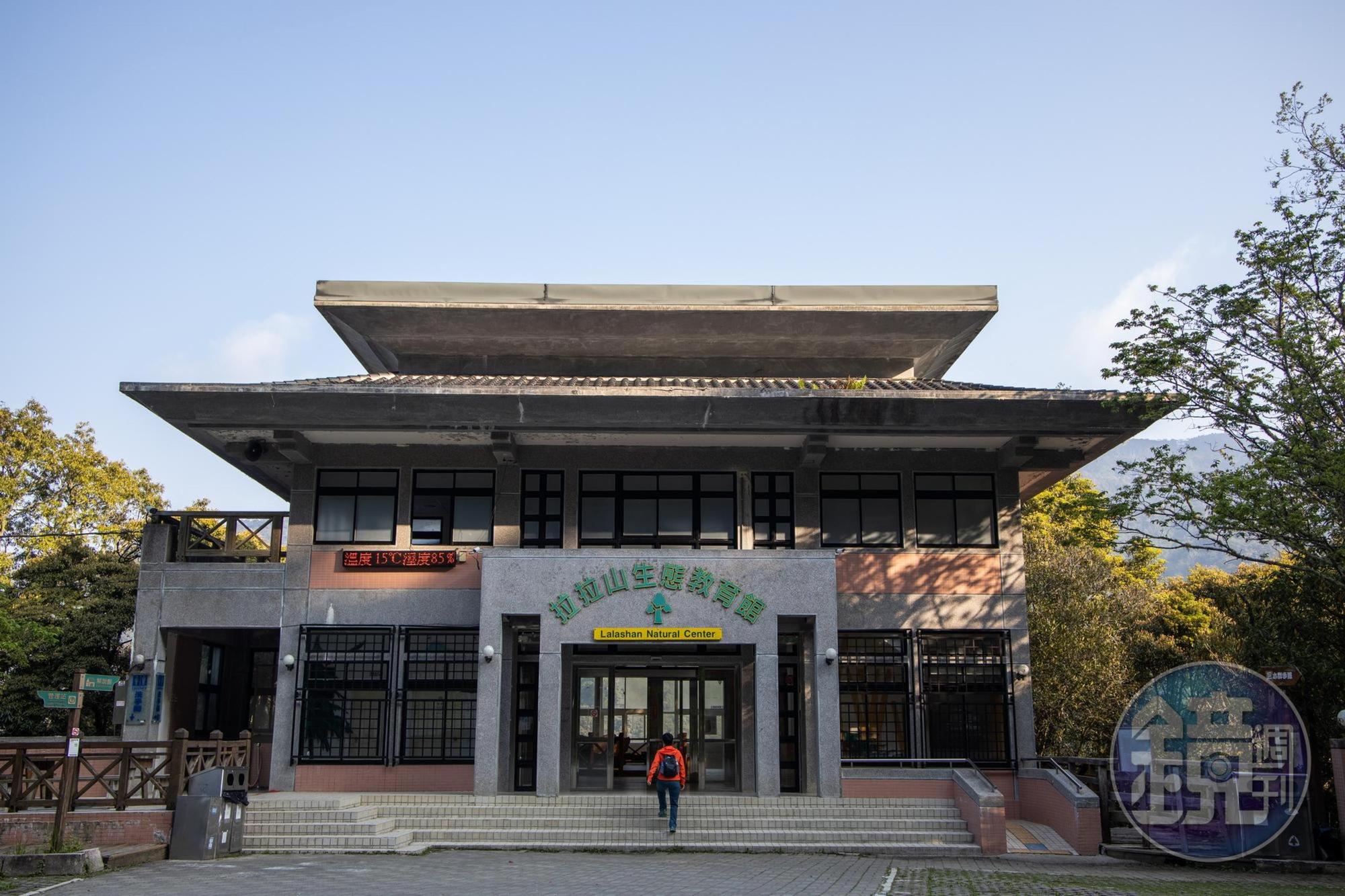 拉拉山生態教育館前可停車，再步行進入神木群步道。