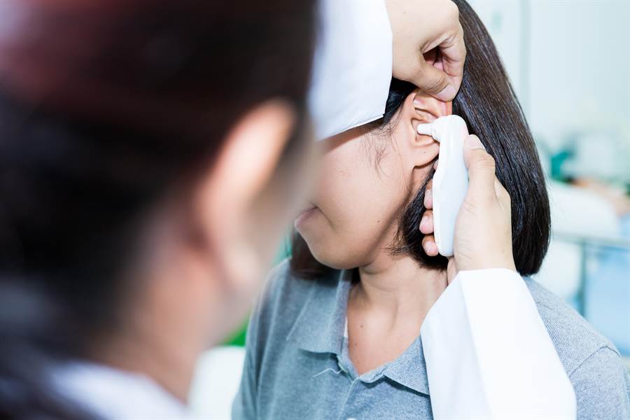 指揮中心專家小組張上淳表示，連假期間到過人潮擁擠地方，出現發燒流鼻水等症狀，可以到163家社區採檢院所採檢。示意圖，非當事人。（翻攝自SHutterstock）