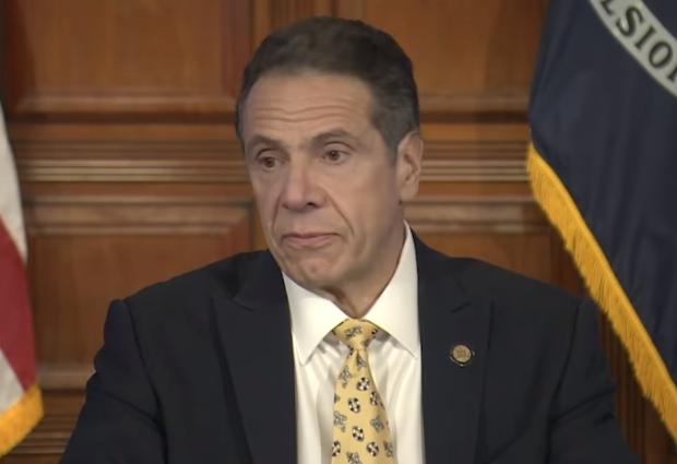 美國紐約州州長古莫（Andrew Cuomo）表示，疫情接近高峰，提醒民眾要遵守社交距離。（翻攝自Andrew Cuomo臉書）