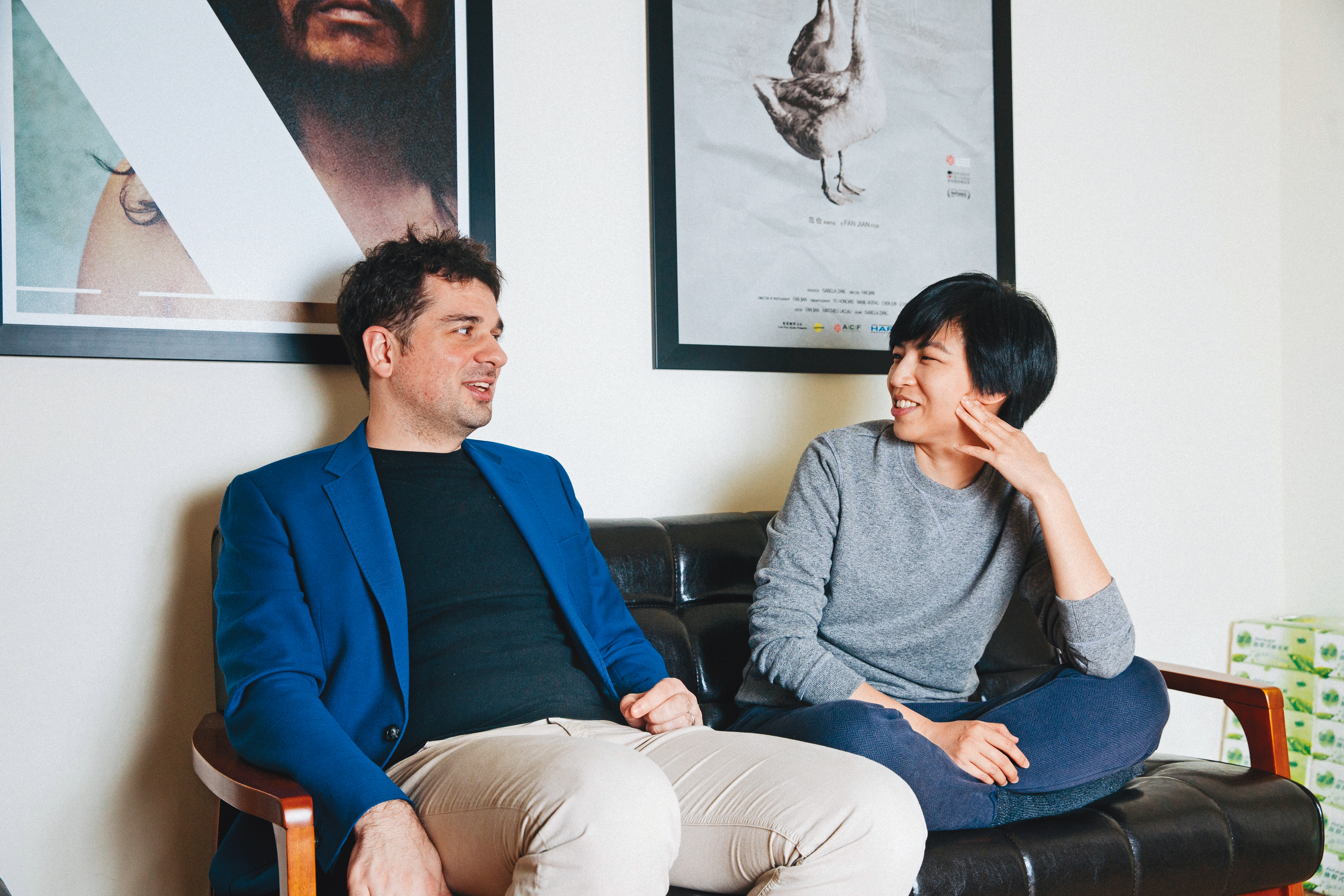 來自法國的剪輯師馬修（左）與台灣出生的製片王思靜（右），是影壇夫妻檔，合作過《山河故人》《枝繁葉茂》等片。