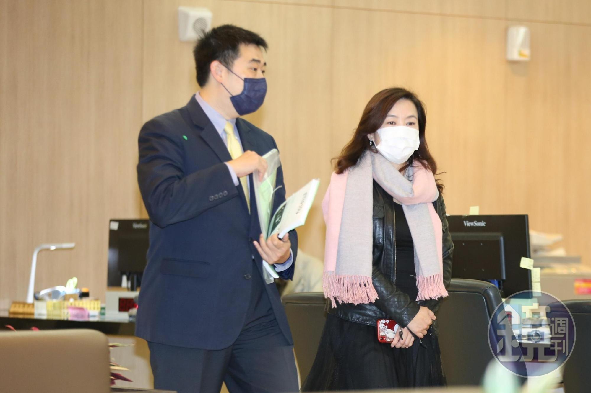 王淺秋（右）今嗆罷韓團體選輸就翻桌是「博歹筊」（台語意：詐賭）。