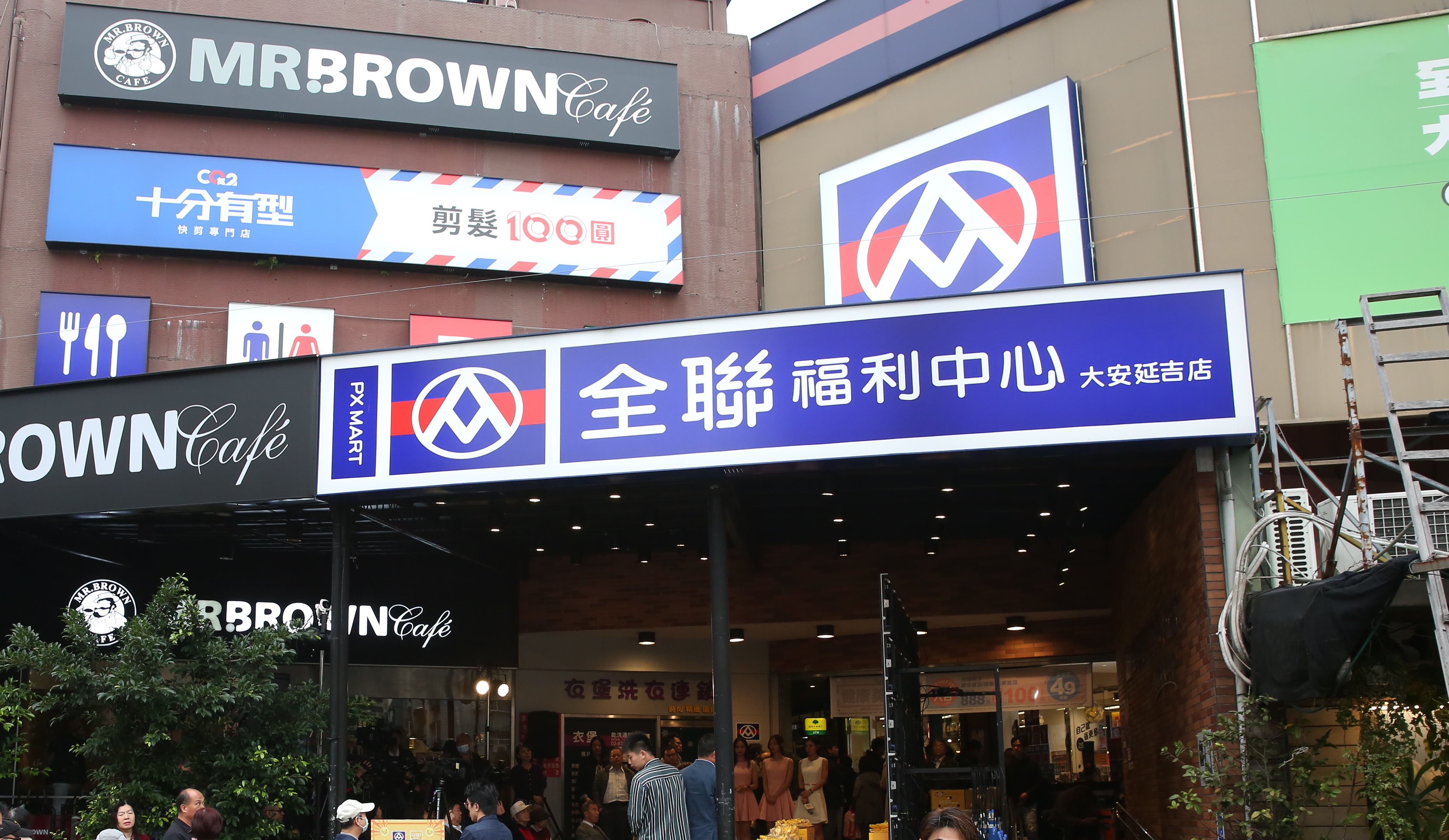 口罩實名制2.0第四輪線上預購從今（8）日開始開跑，這次同步開放全聯和美廉社可領取口罩。（示意圖）