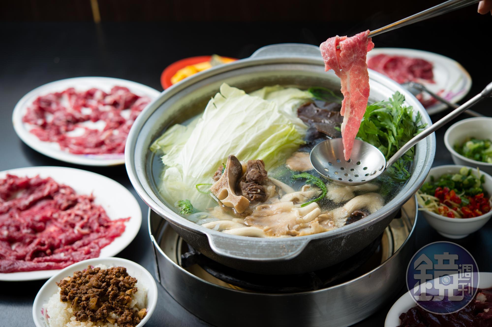 「三大牛肉火鍋」湯清肉鮮,涮五秒即可撈起。(牛尾鍋650元/鍋)