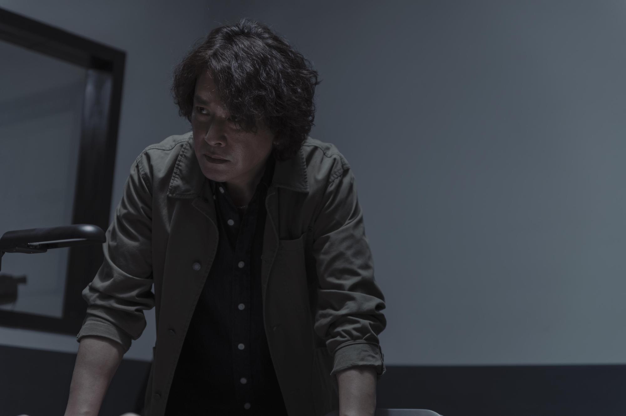 王識賢難得以捲髮造型出現,詮釋辦案不擇手段的火爆刑警。(Netflix提供)