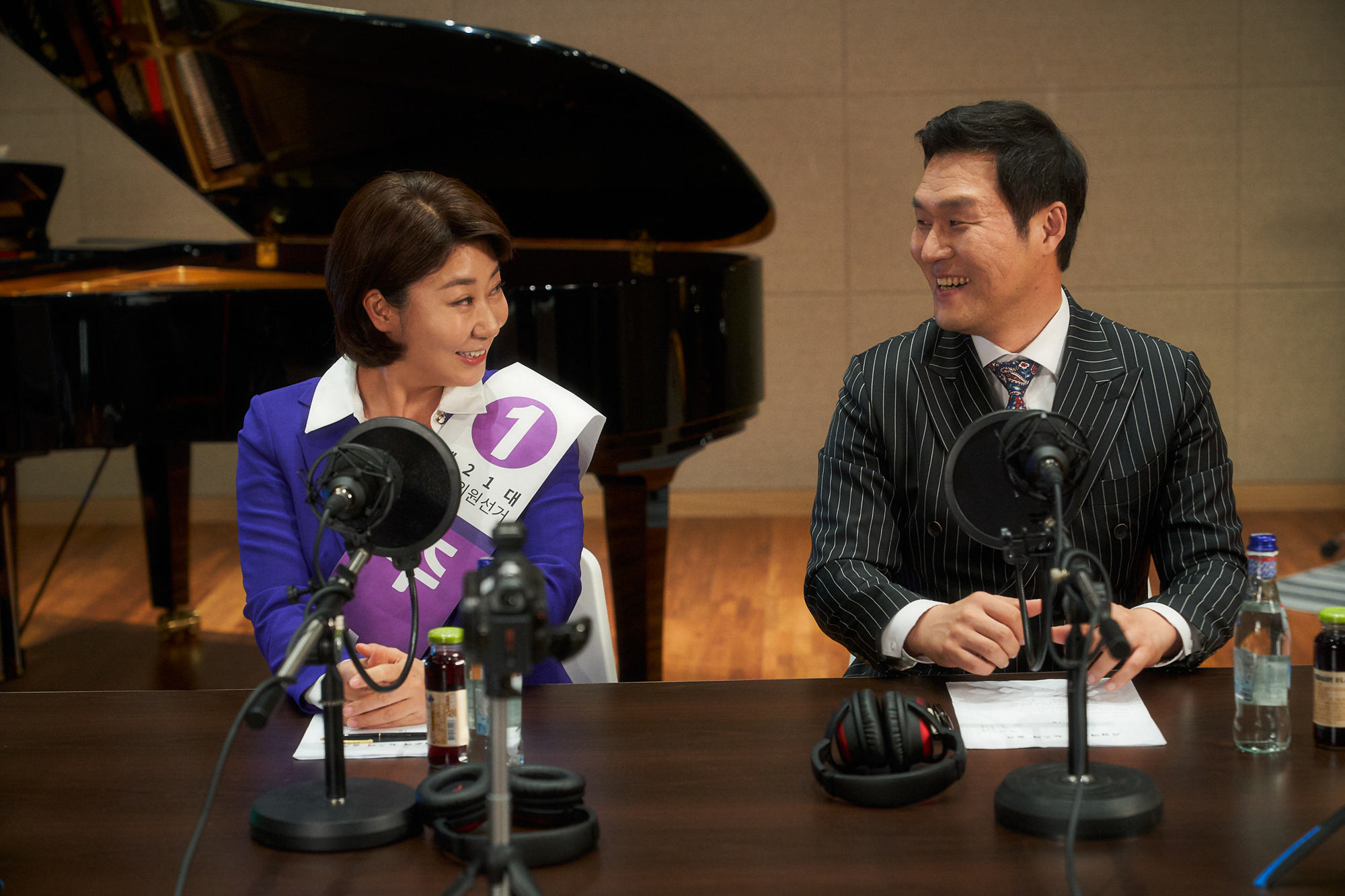 由羅美蘭飾演的國會議員候選人突然吃了誠實豆沙包，無法說謊。（車庫娛樂提供）