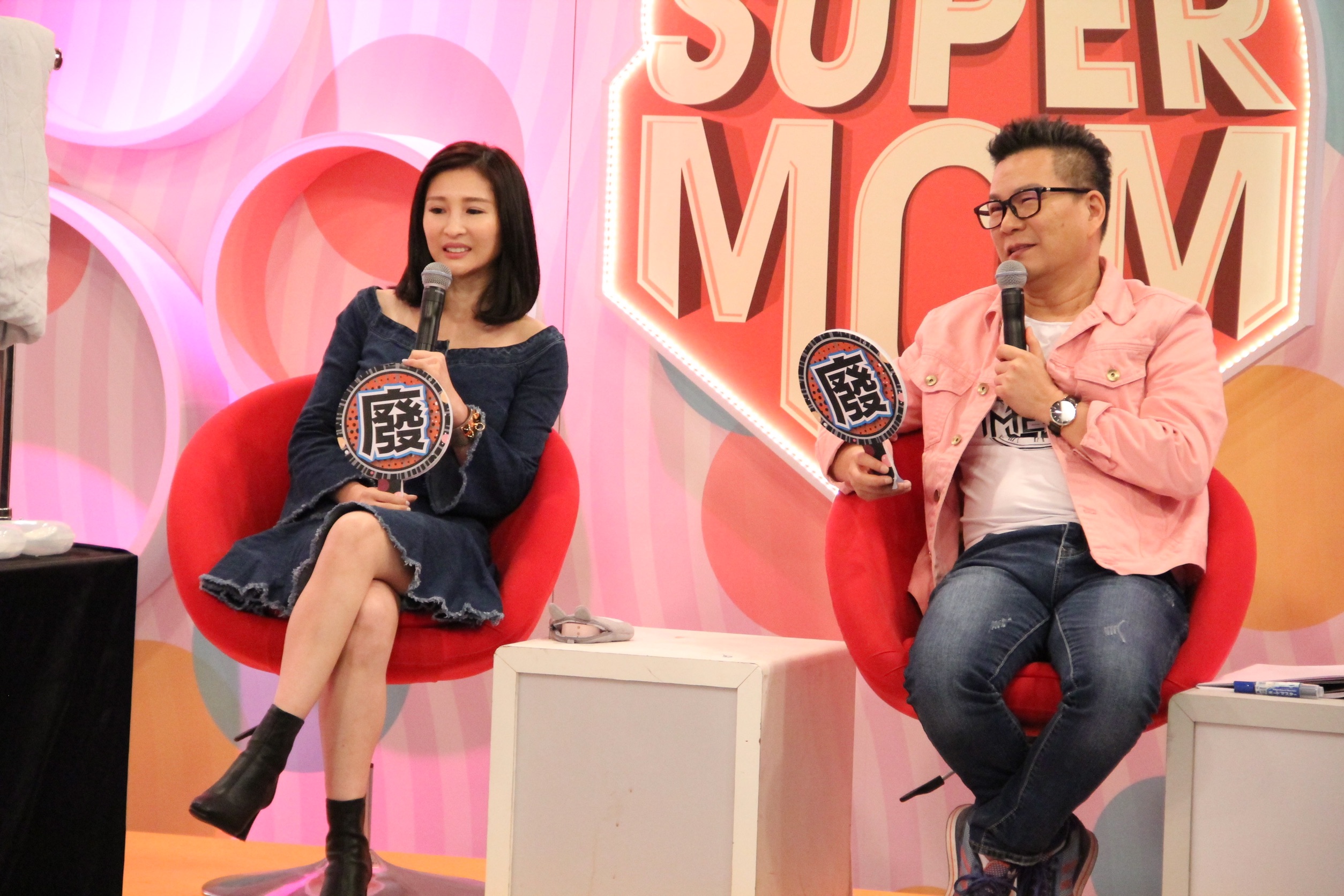 年代MUCH《聽媽媽的話》本週主題「媽媽買過最沒意義的東西」找來沈玉琳及芽芽夫妻檔同台。（年代提供）