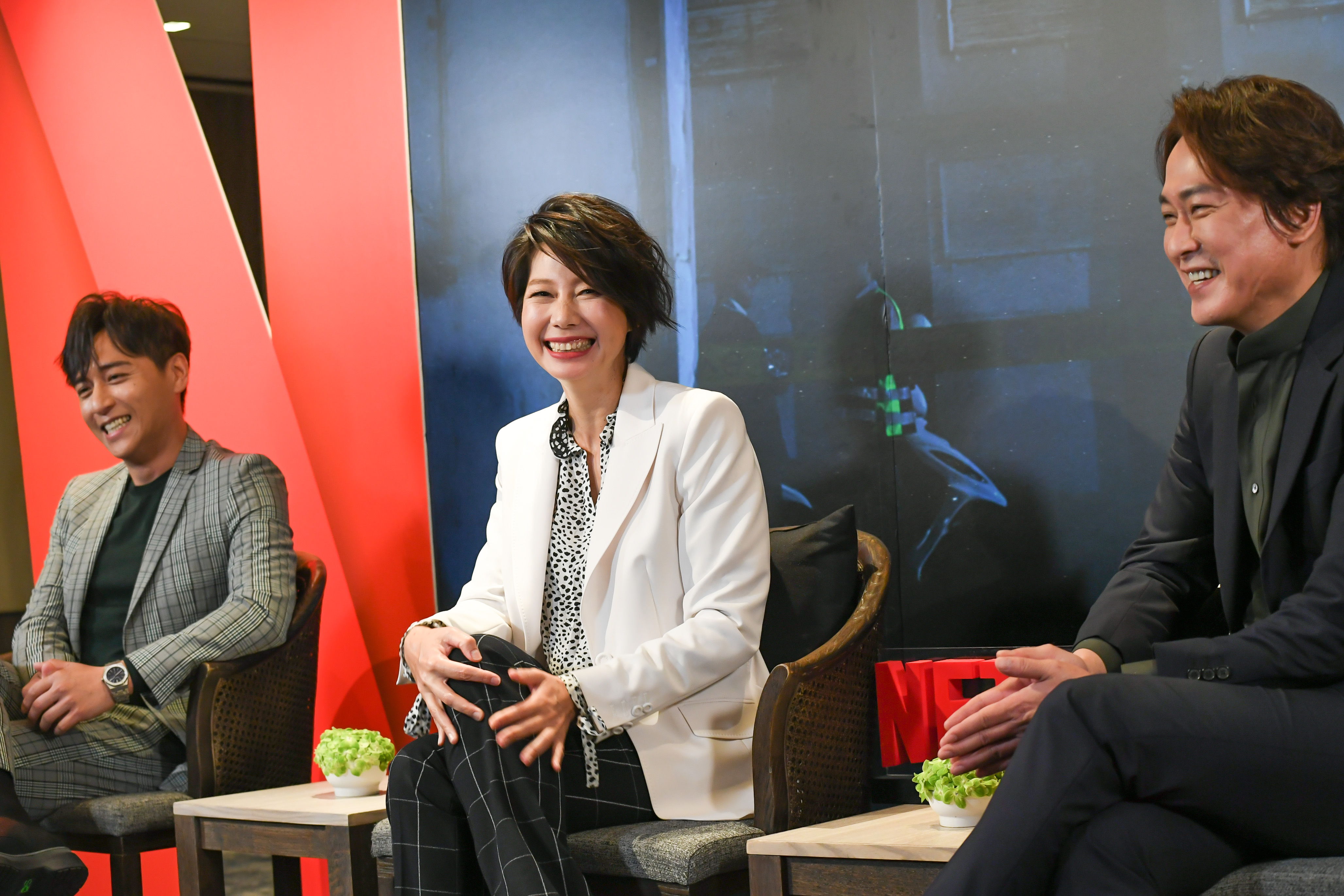 《誰是被害者》風格懸疑黑暗，鄭人碩（左起）、丁寧、王識賢拍戲時都不敢嬉戲，現在拍完了，終於可以開心笑了。（Netflix提供）