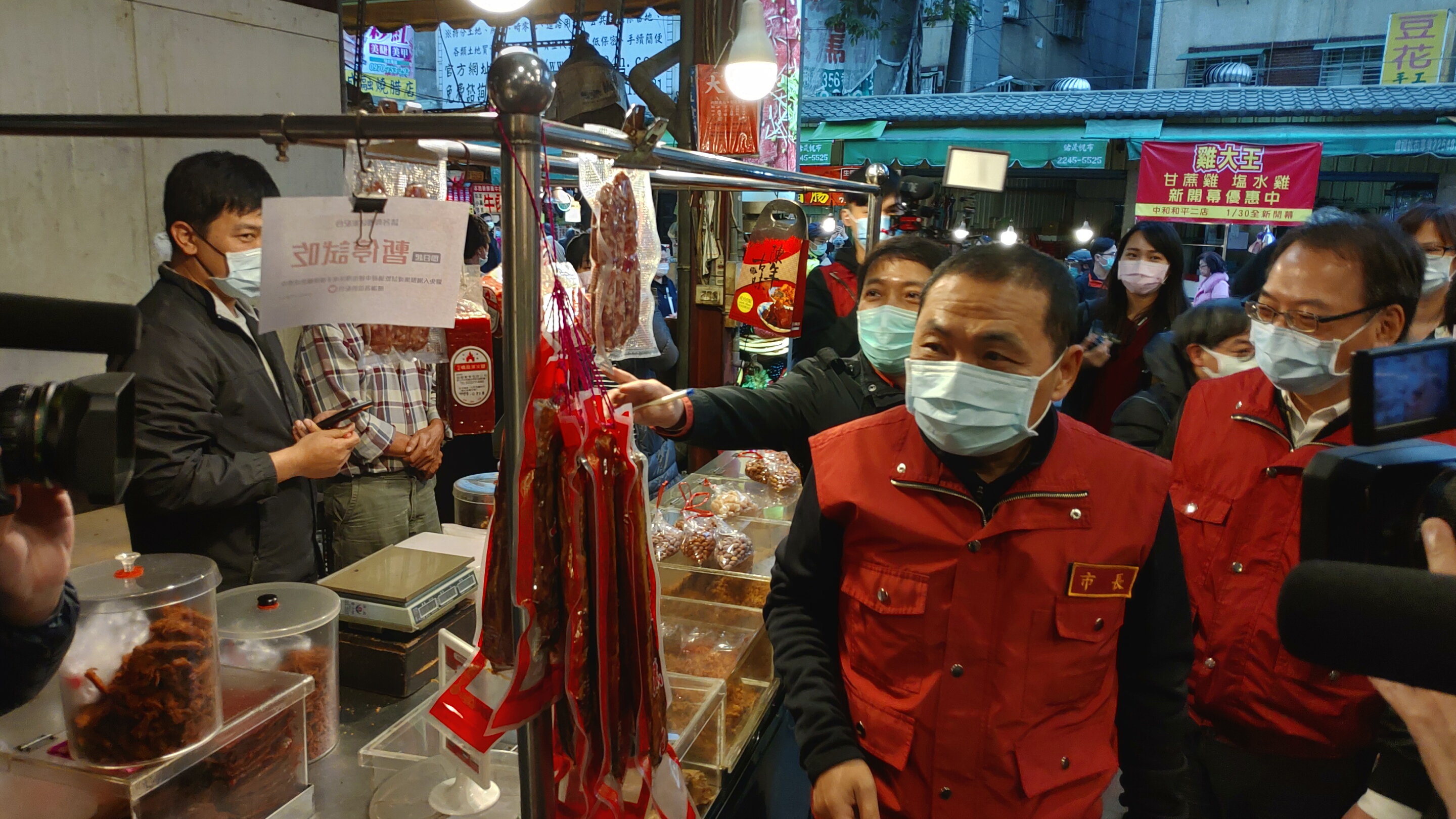 新北市長侯友宜前往中和黃昏市場巡視攤商戴口罩情況。