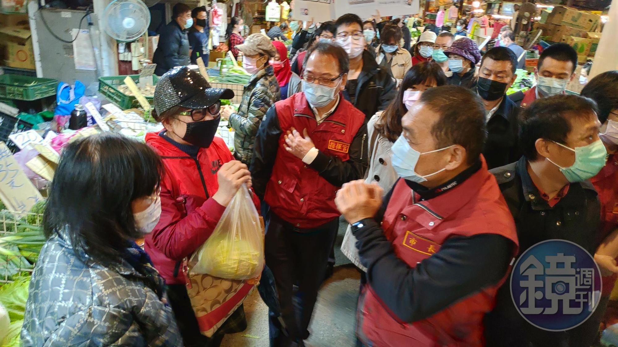侯友宜對於戴口罩上市場表達感謝配合之意。