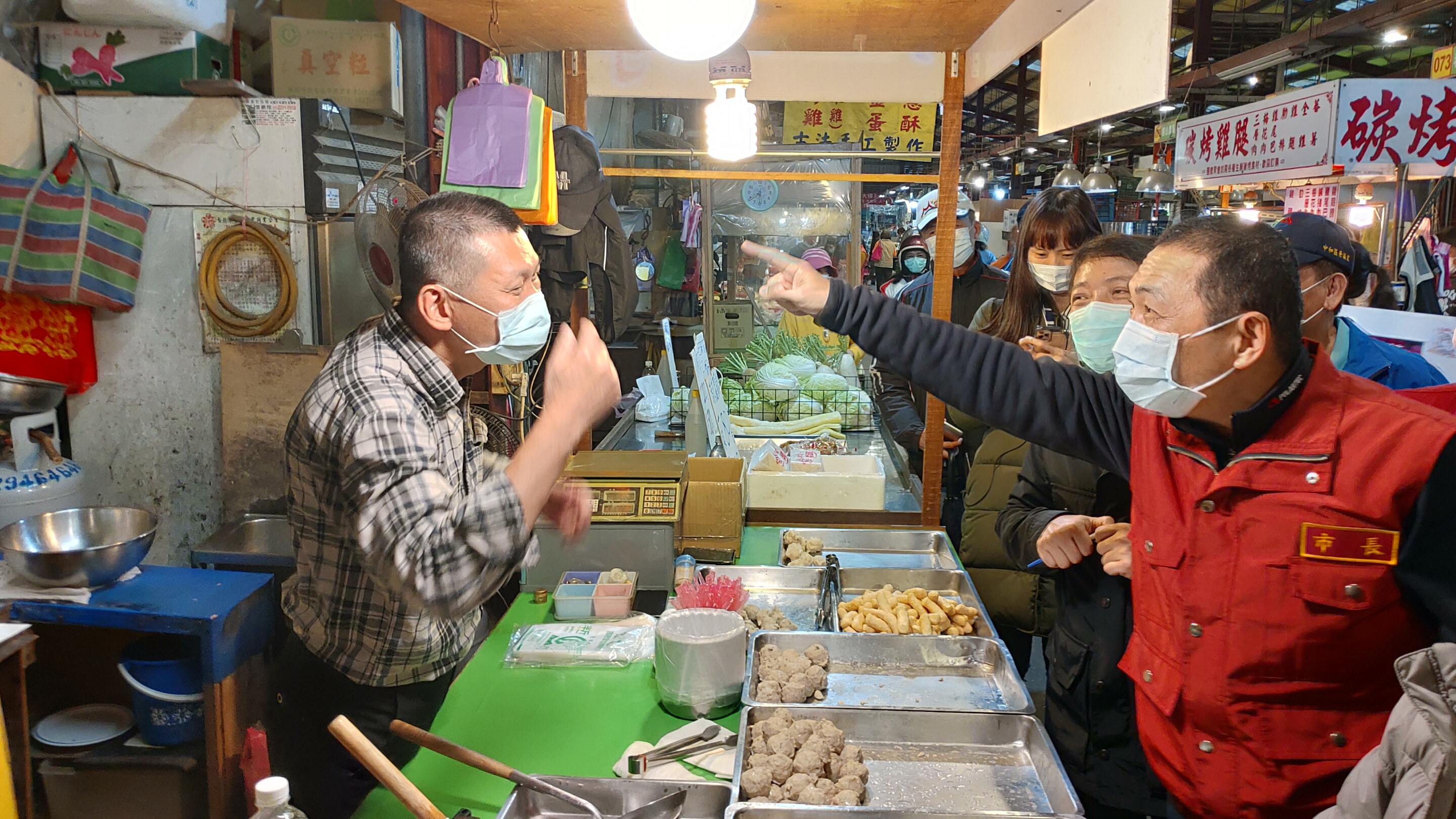 市場攤商也向侯友宜表達一些意見希望市府協助。