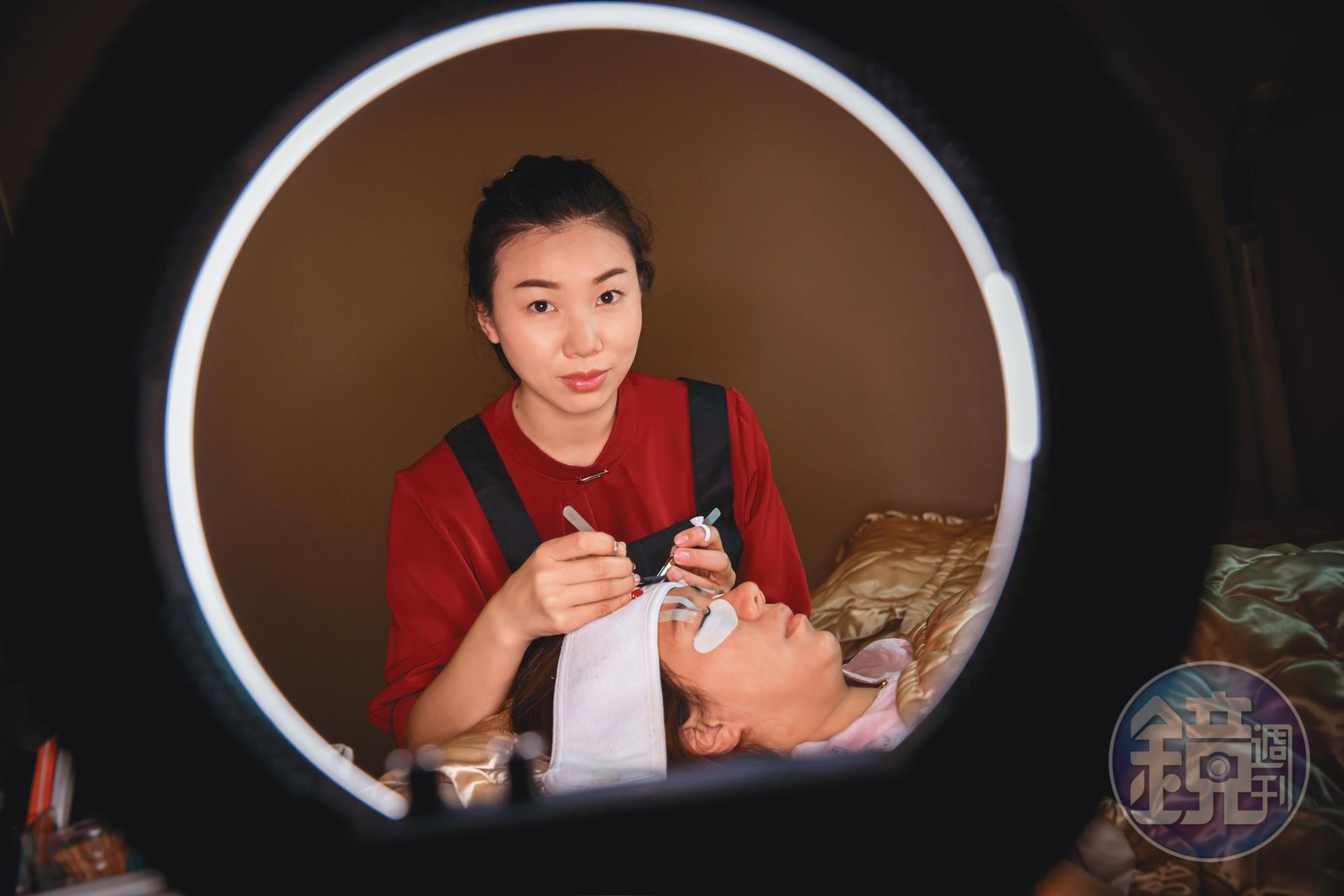 傅美慧自幼家貧，靠努力奮發成為金牌美容師，經營雅漫塔時尚美甲美睫工作室，吸引客人慕名前往。