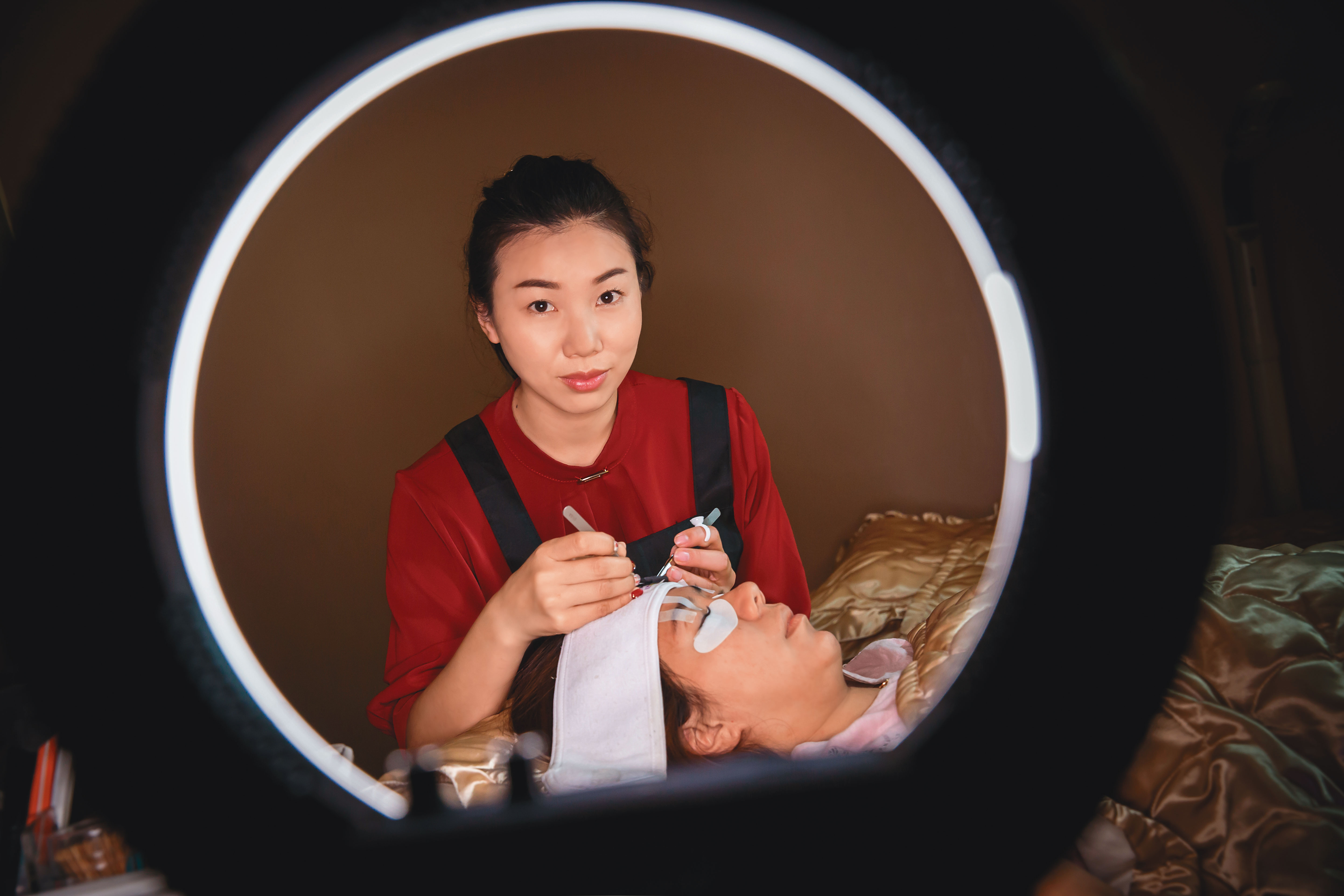 傅美慧自幼家貧，靠努力奮發成為金牌美容師，經營雅漫塔時尚美甲美睫工作室，吸引客人慕名前往。