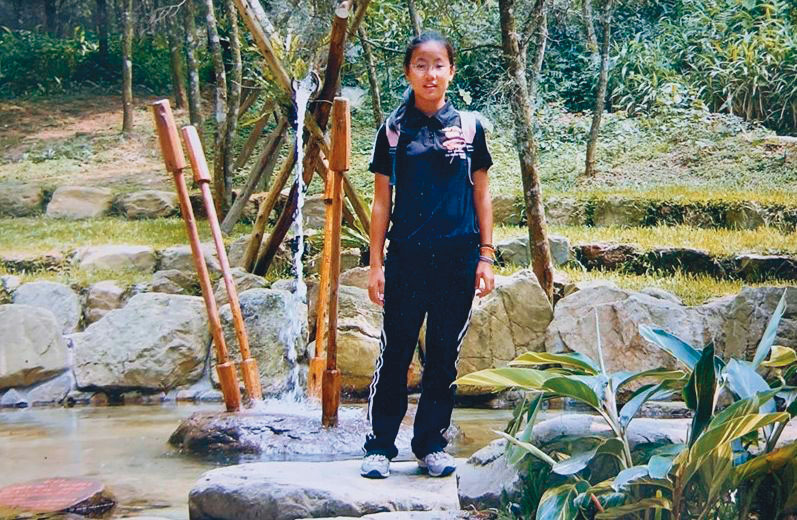 傅美慧從小幫媽媽發廣告傳單，曬得全身皮膚黝黑。（傅美慧提供）