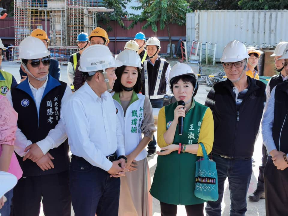 新北市議員王淑慧（持麥克風者）涉利用人頭請領助理補助款，不法所得約400萬，今日遭新北地院裁定羈押禁見。（翻攝自王淑慧臉書）