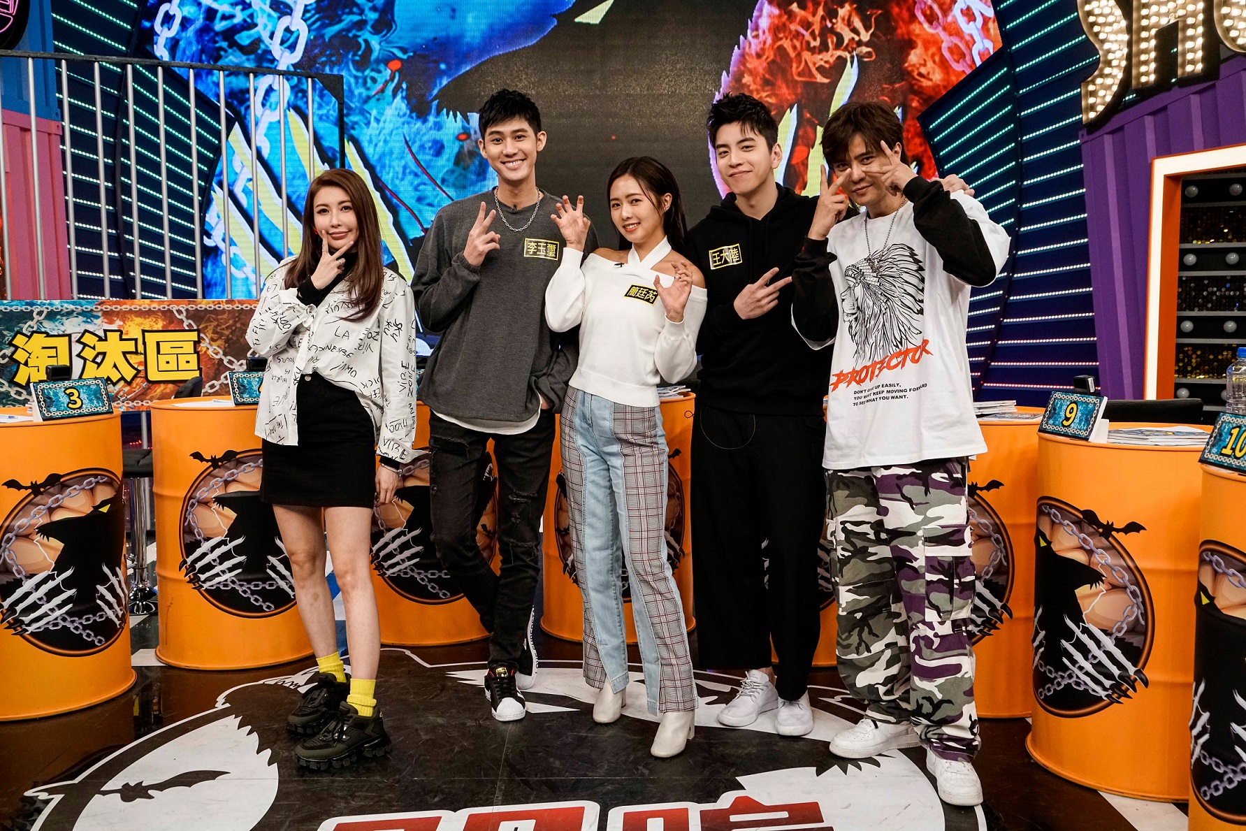 王大陸、李玉璽、簡廷芮，為了要挑戰八大《娛樂百分百》熱門單元「凹嗚狼人殺」，也難得再次同台聚首。（八大電視台提供）