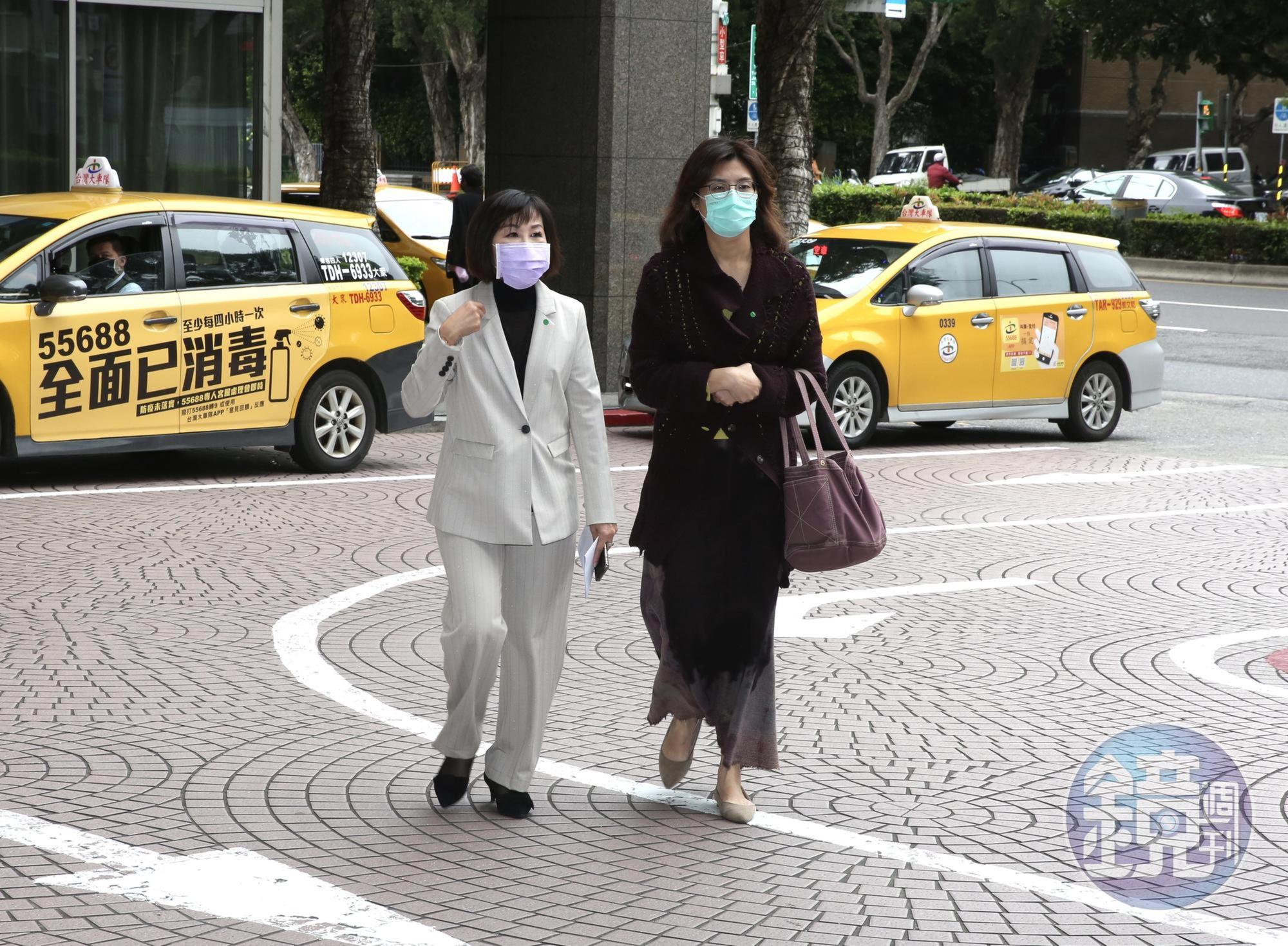 立委鄭麗文（右）。